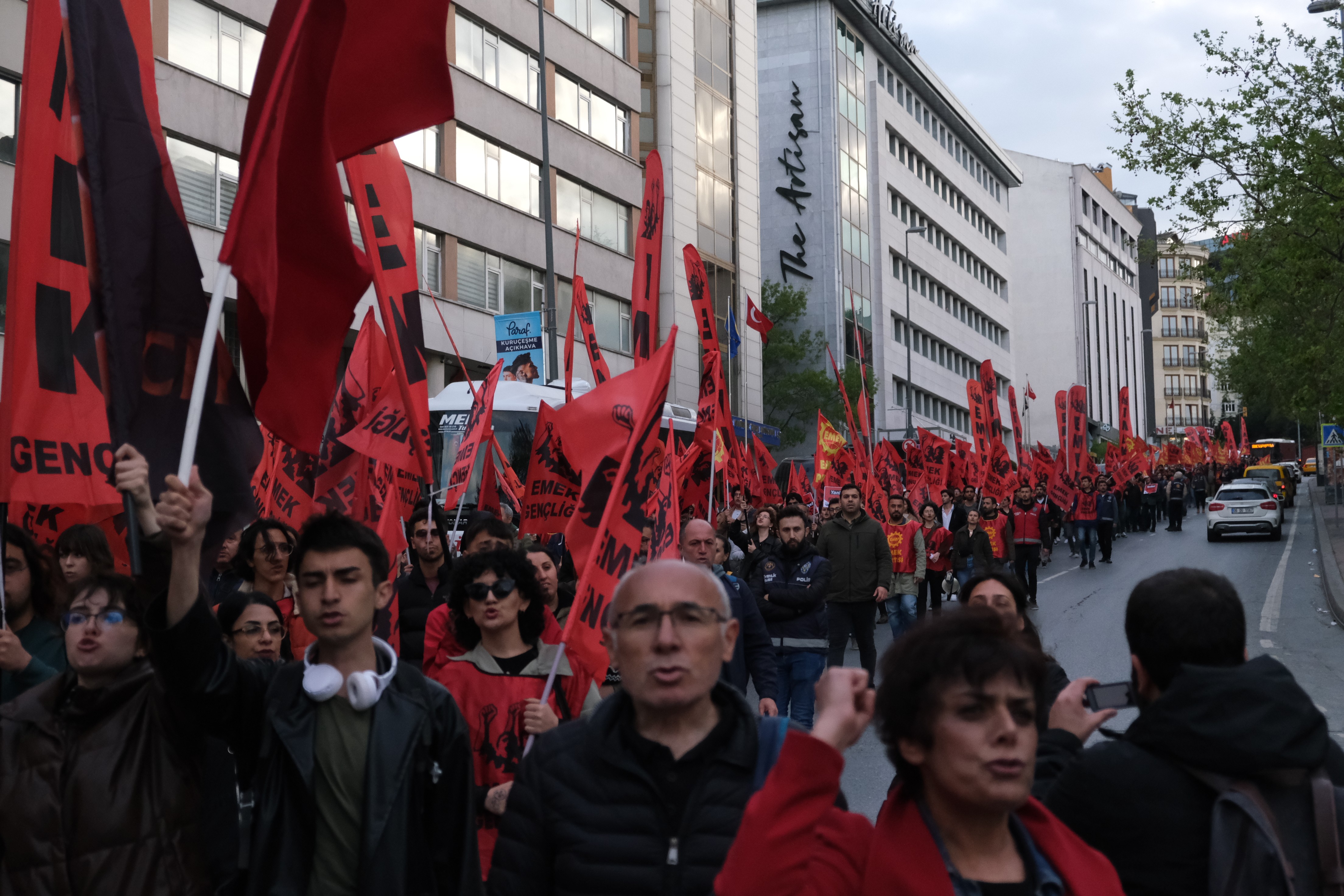 6 Mayıs anmasında ellerinde fotoğraf, pankar ve flamalarla koşan gençler