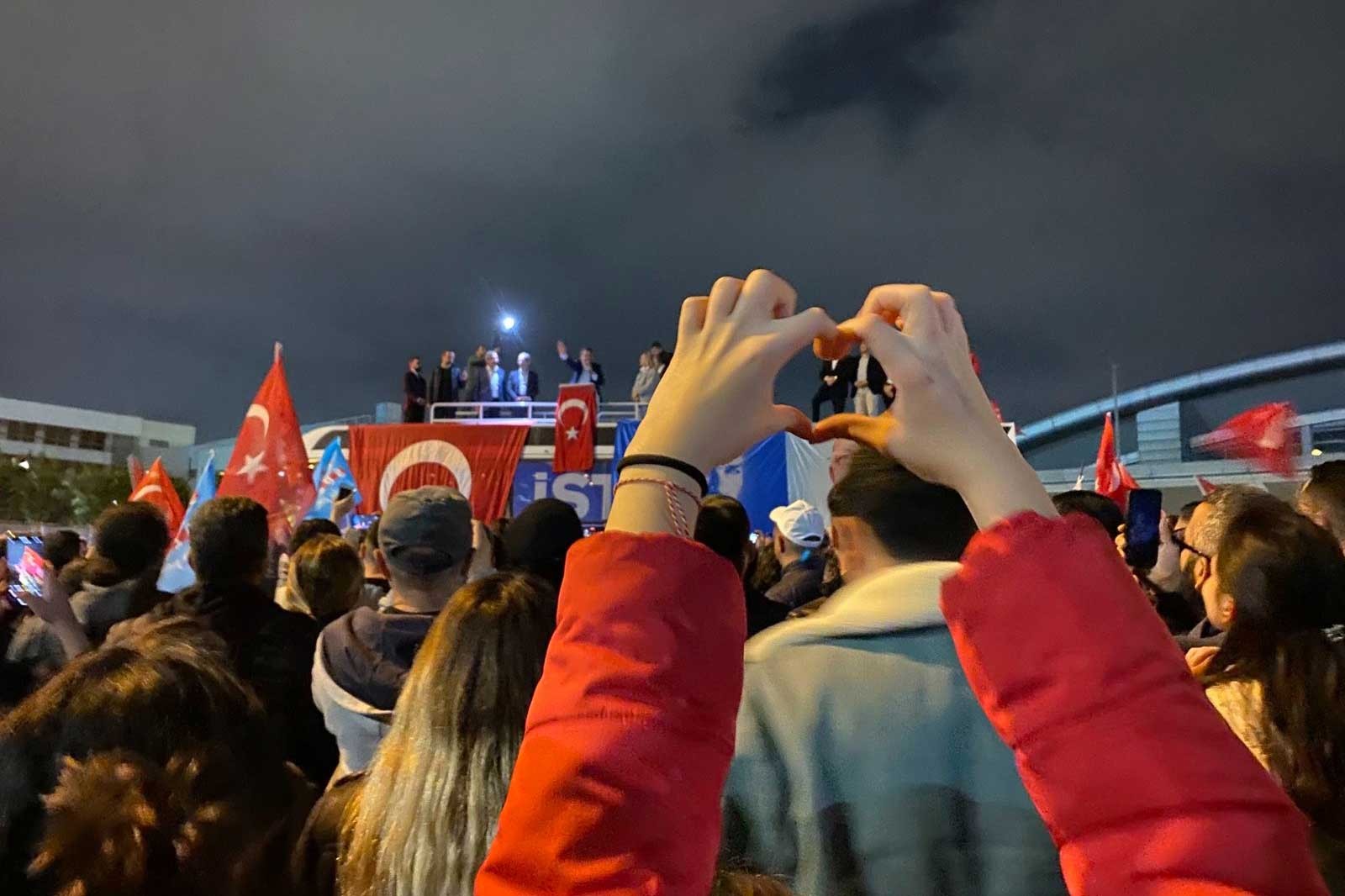 Sabiha Gökçen Havalimanı'nda Ekrem İmamoğlu'nu bekleyen İstanbullular