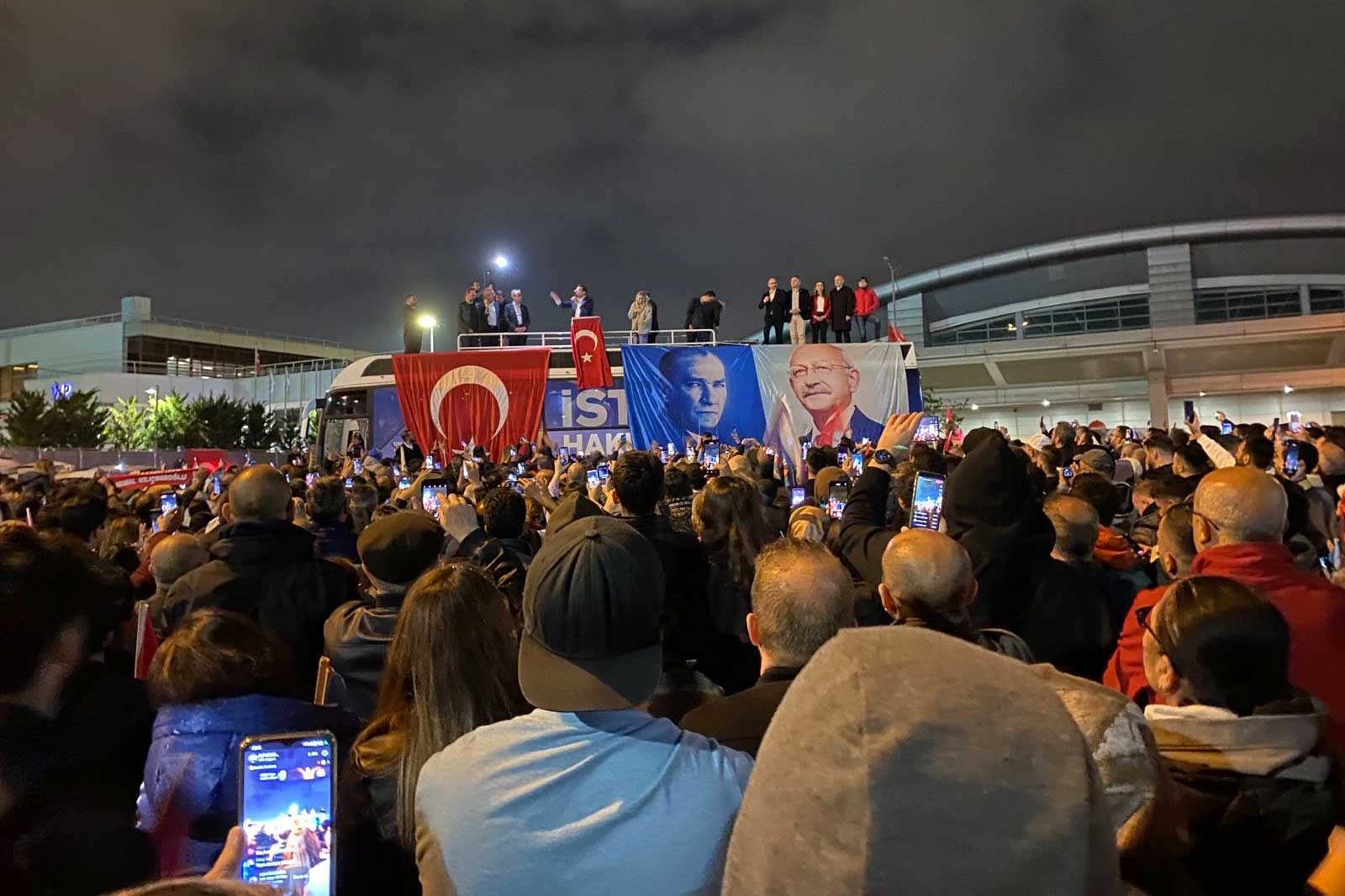 Sabiha Gökçen Havalimanı'nda Ekrem İmamoğlu'nu bekleyen İstanbullular