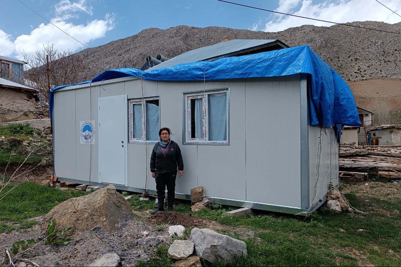 Kayseri’nin Sarız İlçesine bağlı Ördekli Köyü’nde depremde evleri zarar gören kadınlar 