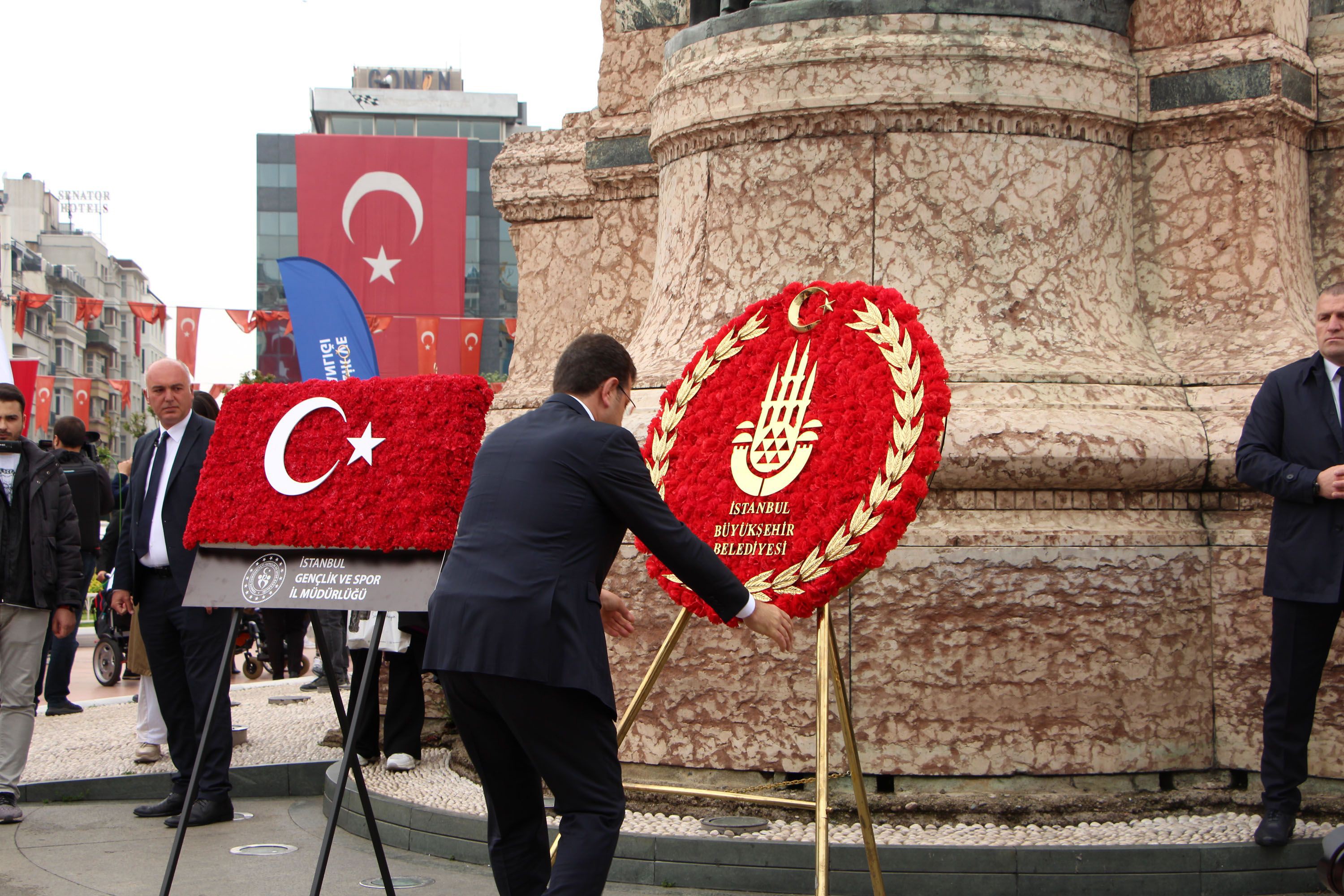 İmamoğlu Taksim Anıtına çelenk koyarken