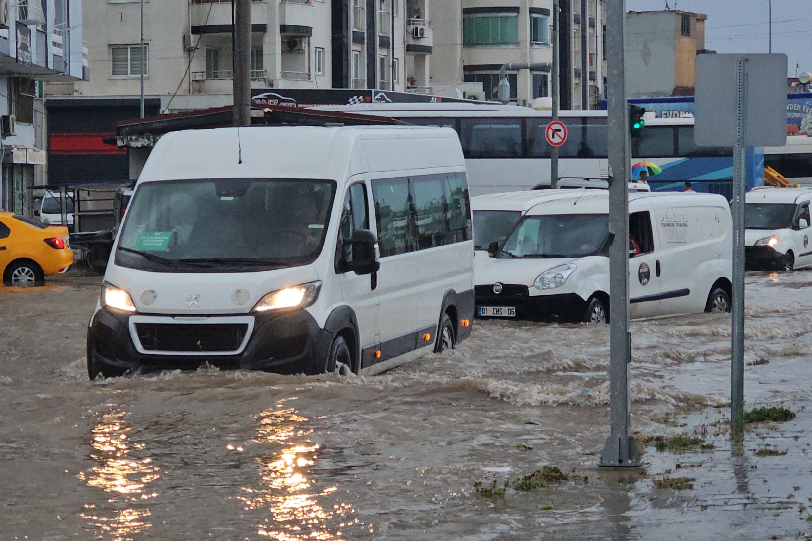 Sağanak yağışta yollar göle döndü, araçlar mahsur kaldı