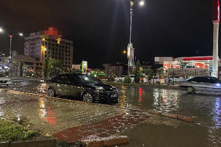 Sağanak yağışa hazırlıksız yakalananlar