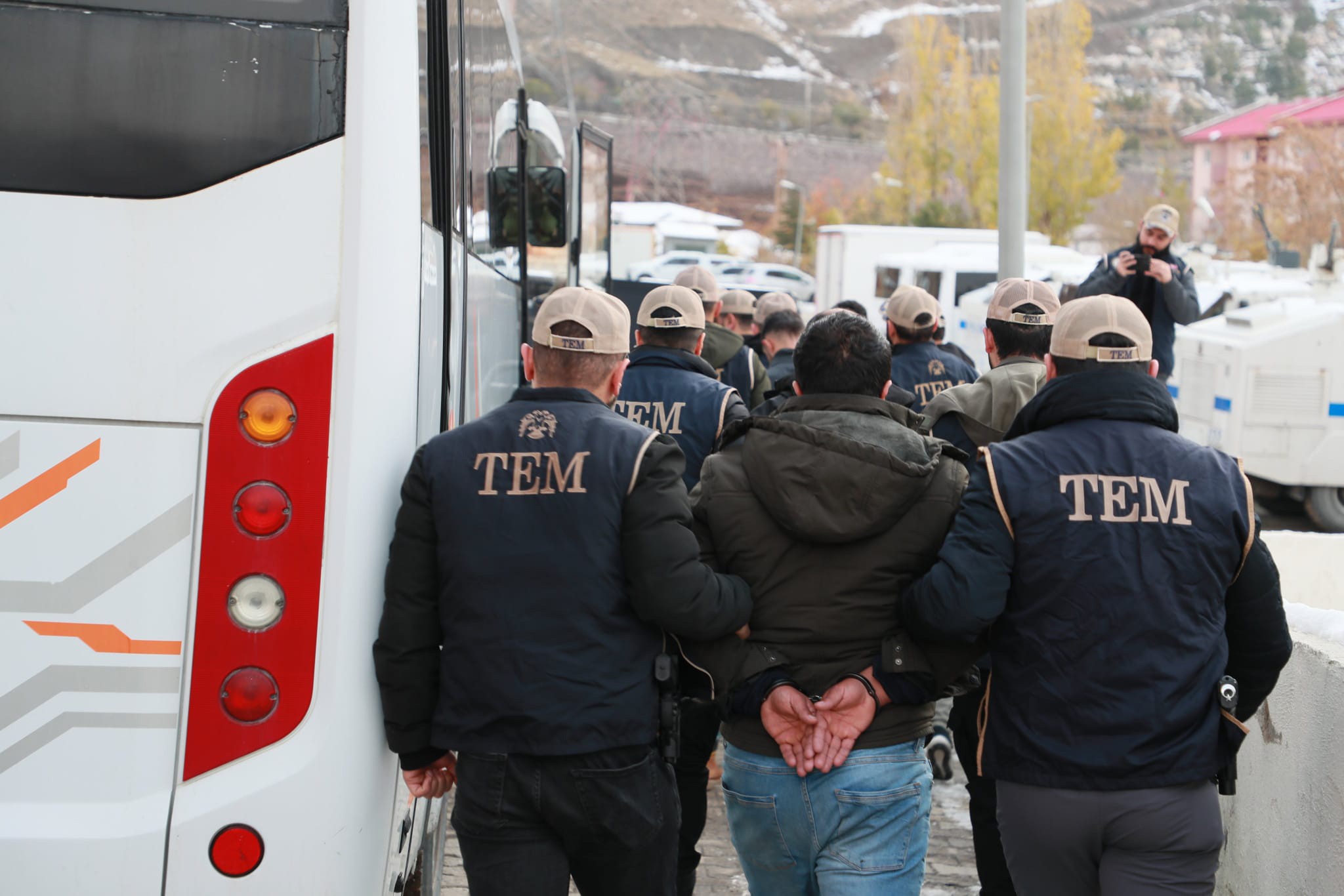 Ağrı’da Kürtçe şarkıda halay çeken 6 kişi gözaltına alındı