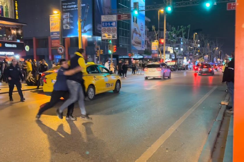 Bağdat Caddesi’nde Galatasaray taraftarlarının araçlarına saldırı