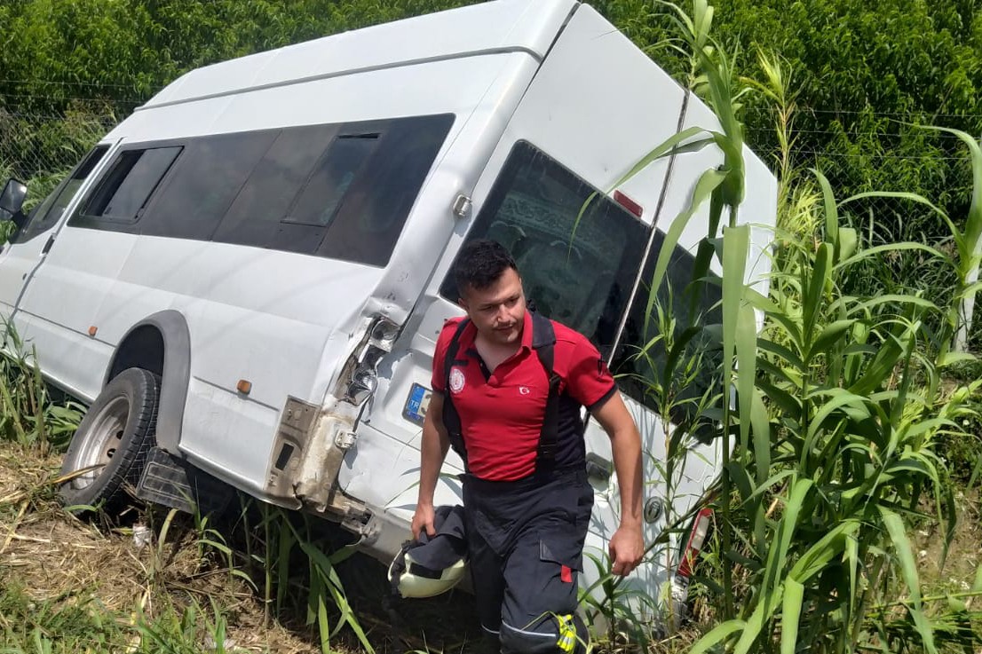 Mersin'de işçileri taşıyan iki servisin çarpışması sonucu 2 kişi yaralandı