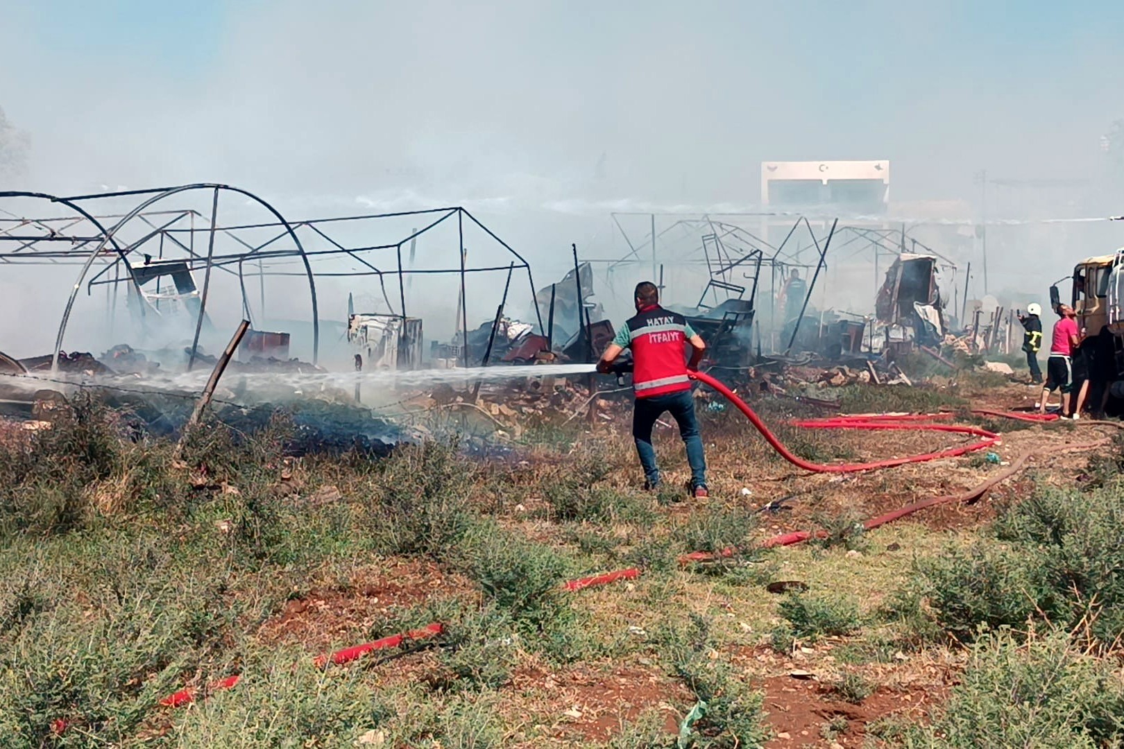 Hatay'da çadırkentte yangın: 50 çadır küle döndü