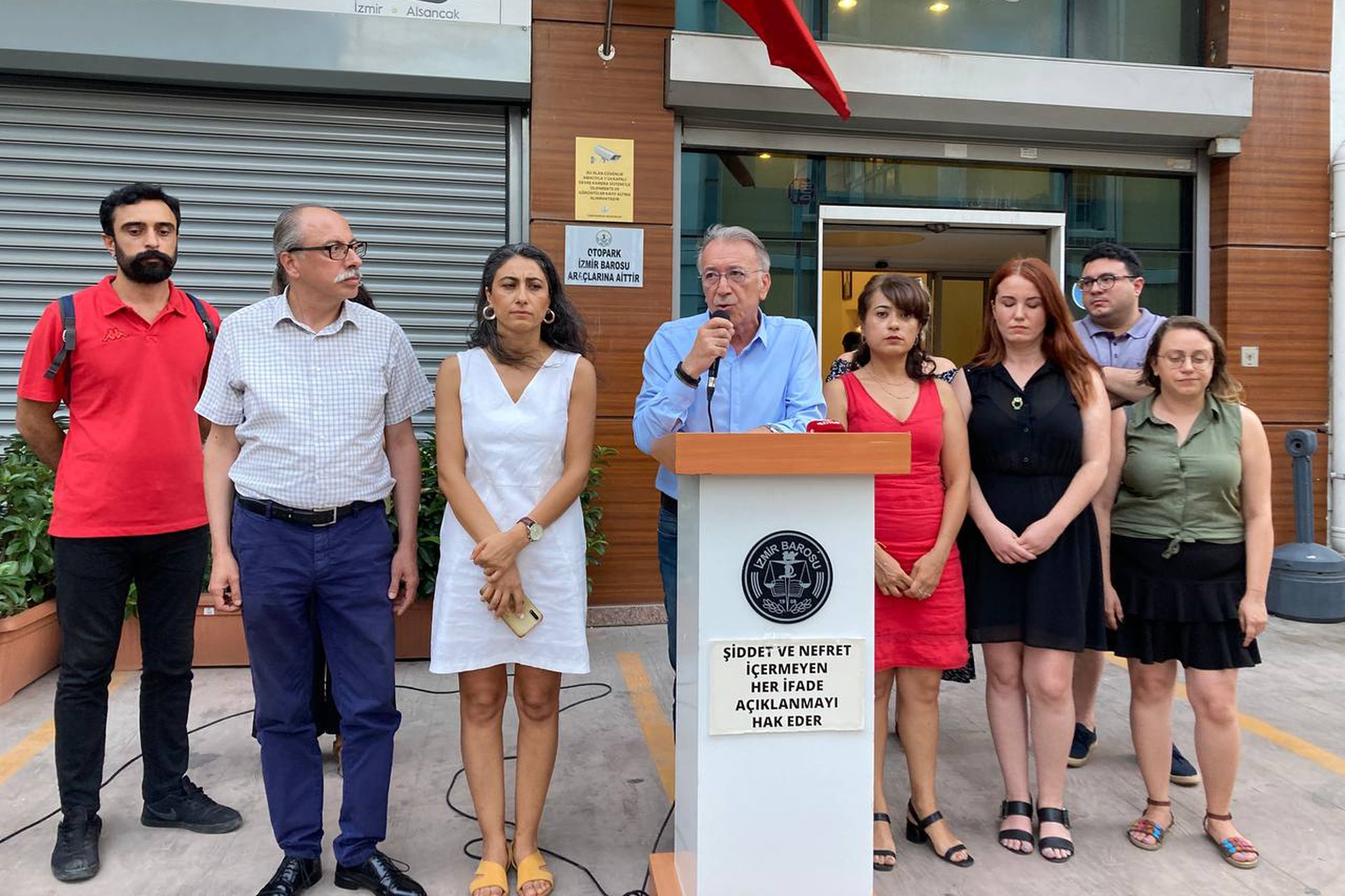 İzmir Barosu, avukatların sorunlarının bir an önce çözüme kavuşturulmasını istedi