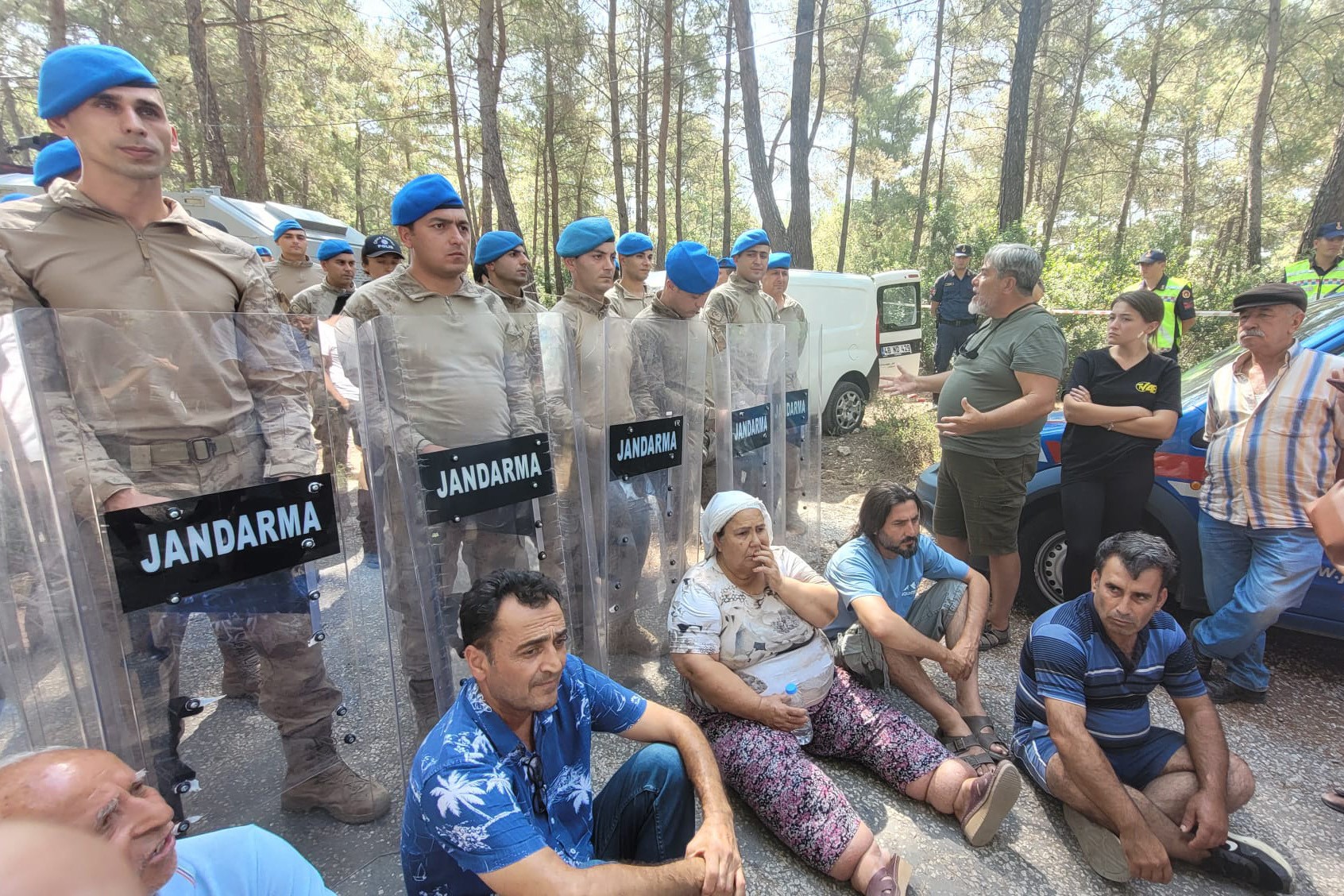 Akbelen Ormanı'nda maden şirketini koruyan jandarma toprağını savunan halka biber gazı sıktı