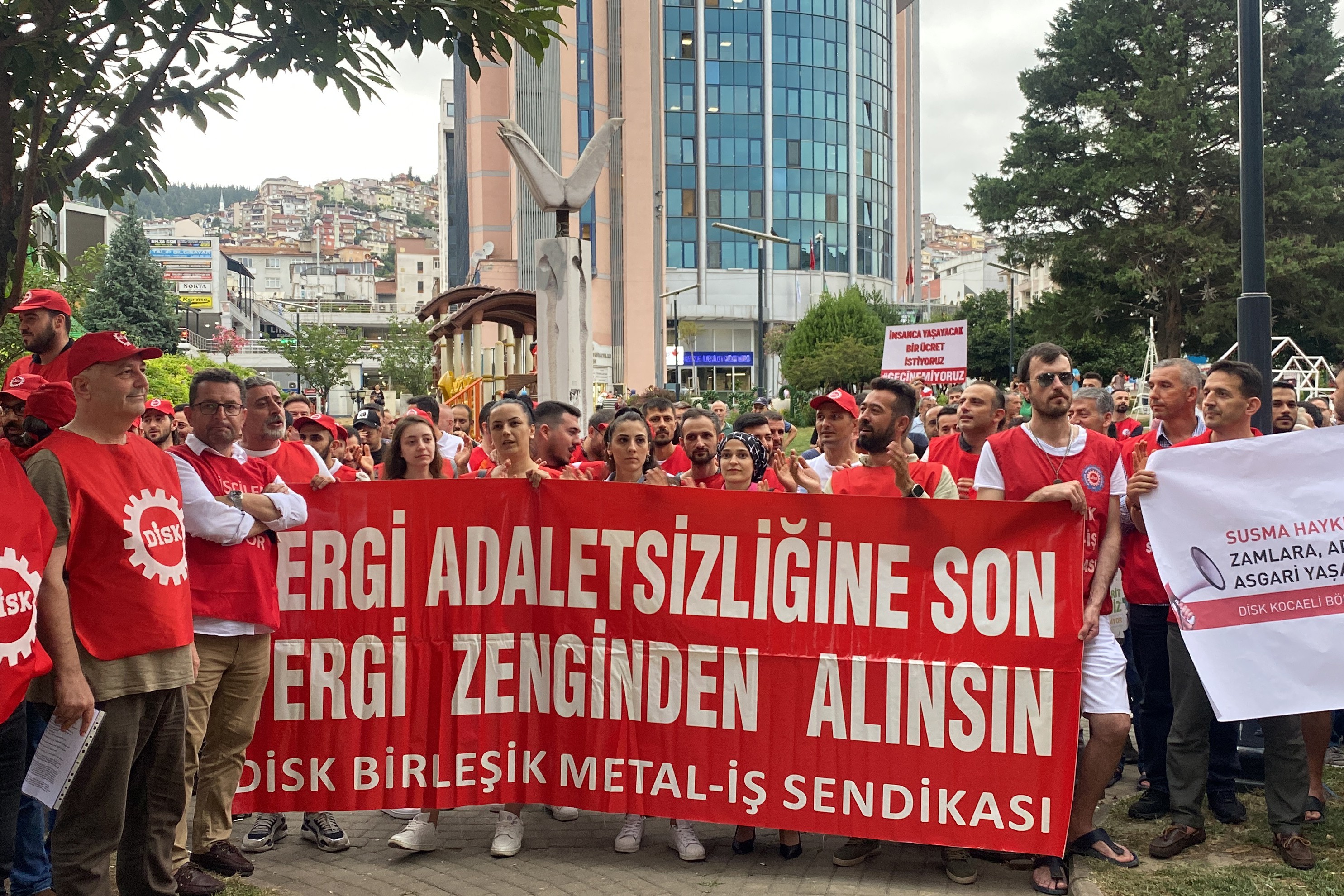 İşçiyi vergiyle soyuyorlar: Ücretin üçte biri gelir vergisine gidiyor