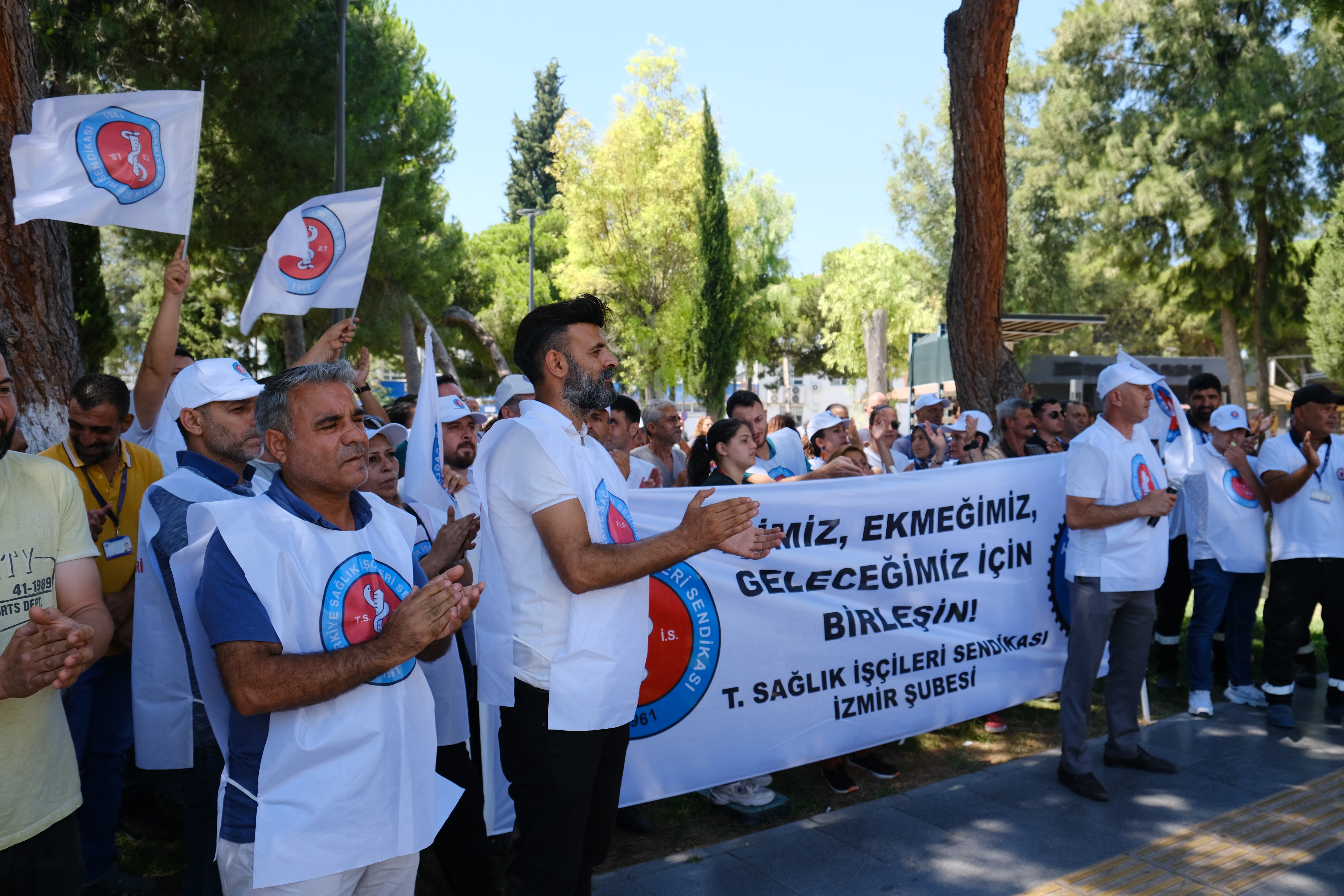 Ege Üniversitesi Hastanesi işçileri hakları için ikinci günde de iş bıraktı