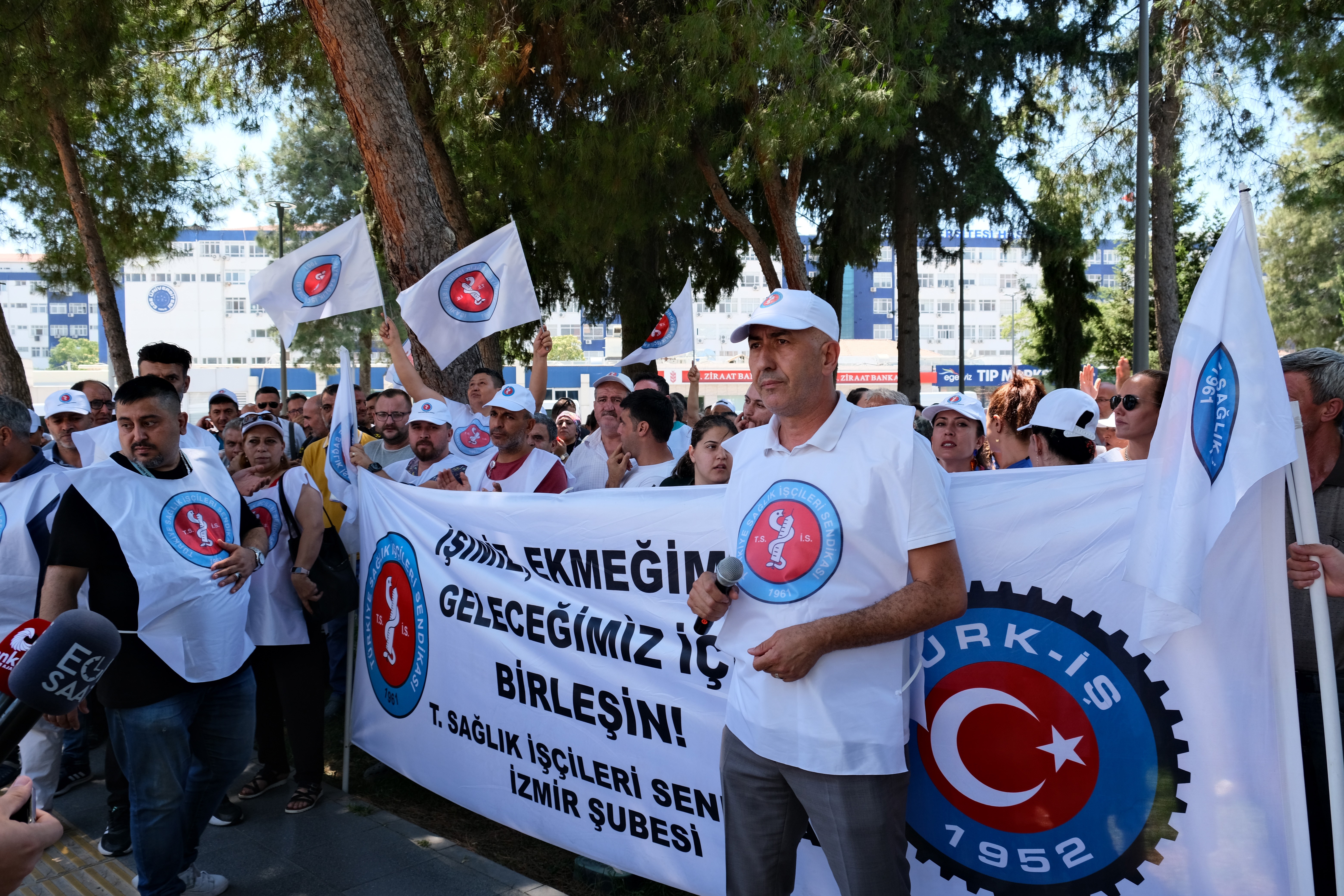 Ege Üniversitesi Hastanesi işçileri iş bıraktı