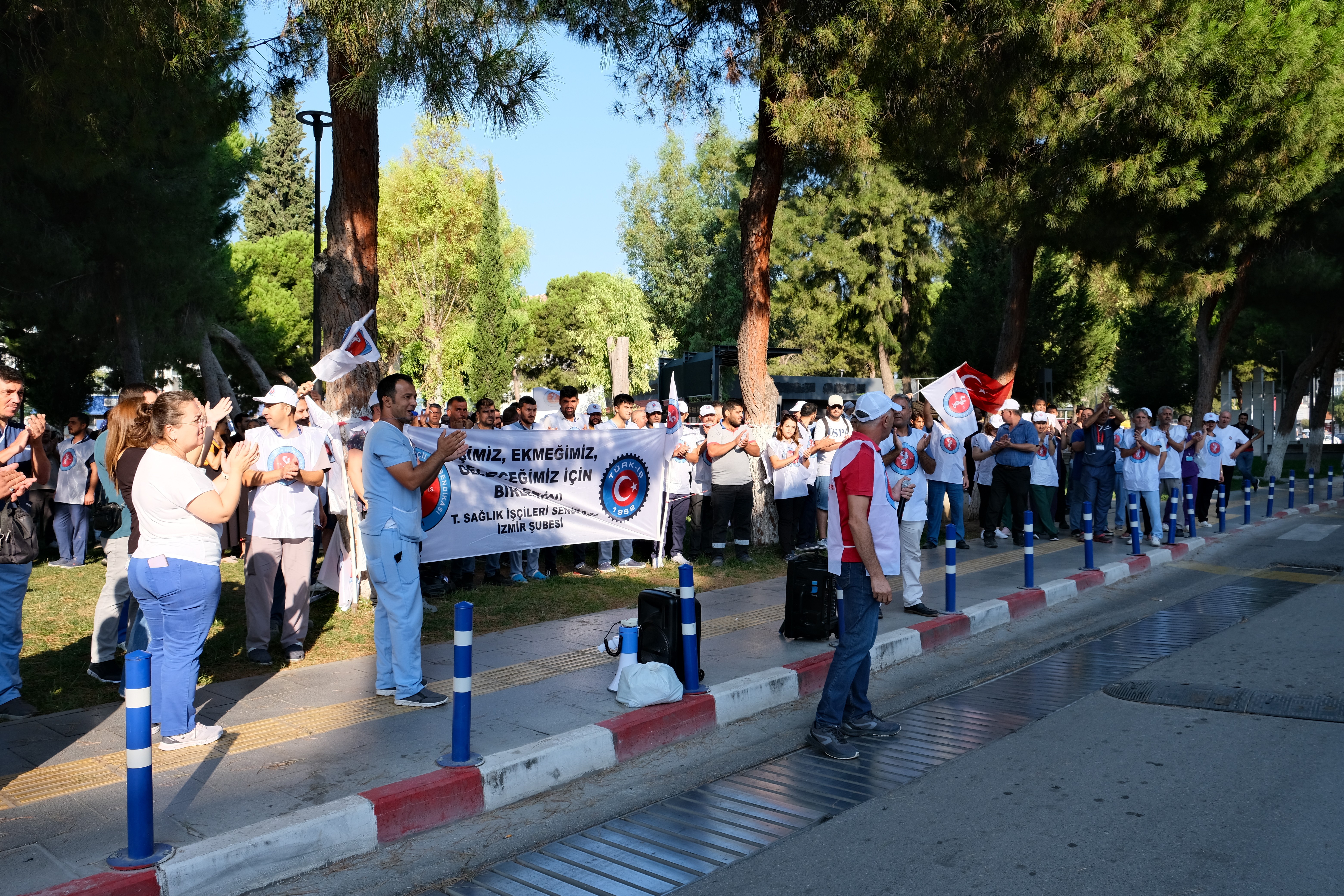 Ege Üniversitesi Hastanesi işçileri geriye dönük alacakları için tam gün iş bıraktı