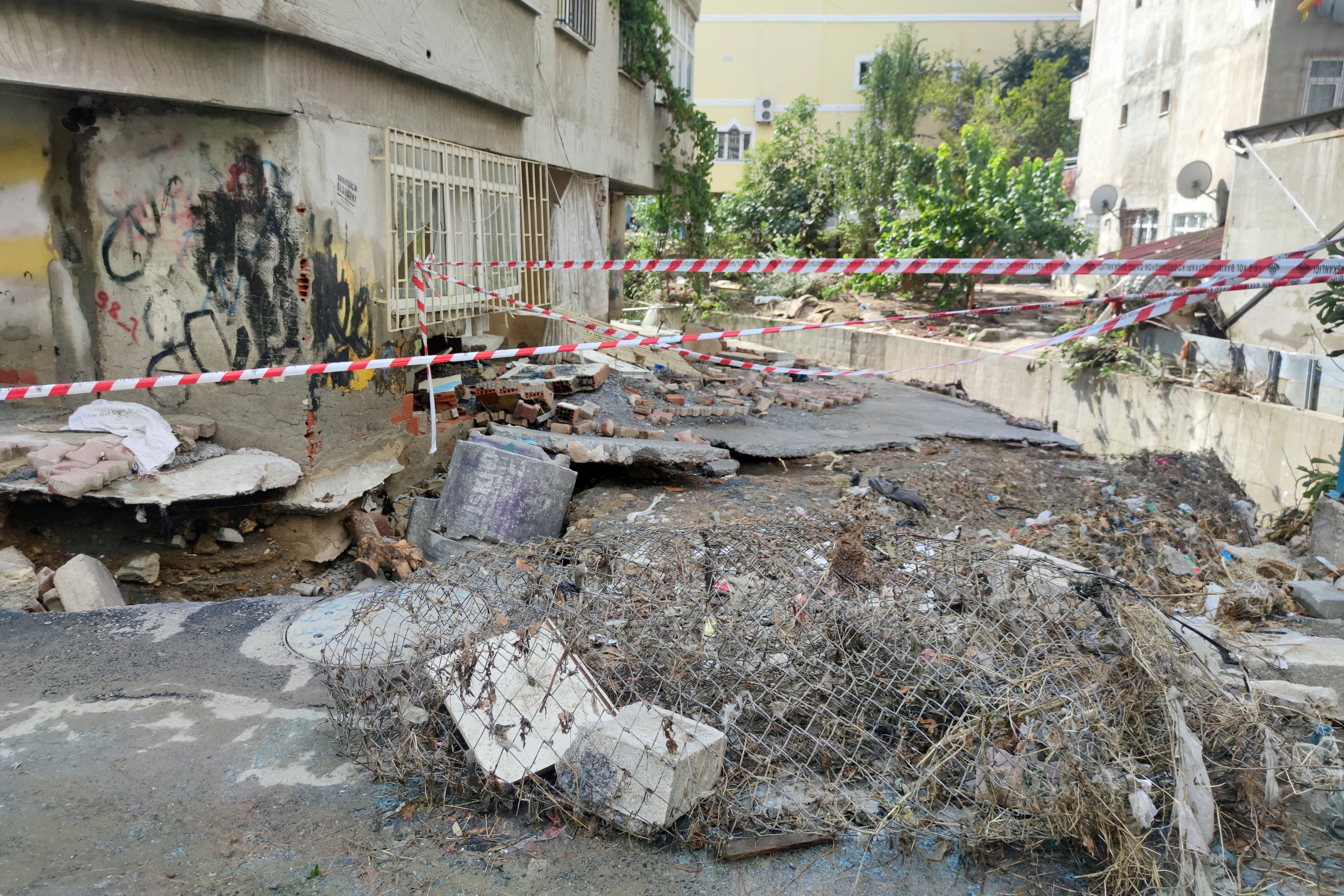 İkitelli'de su baskınlarının hasar verdiği evler ve mahalleli