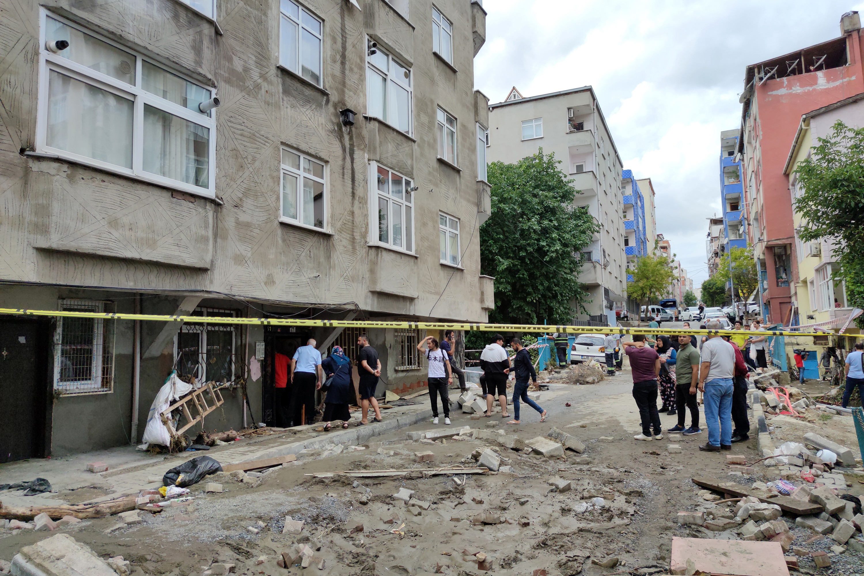 İkitelli'de su baskınlarının hasar verdiği evler ve mahalleli