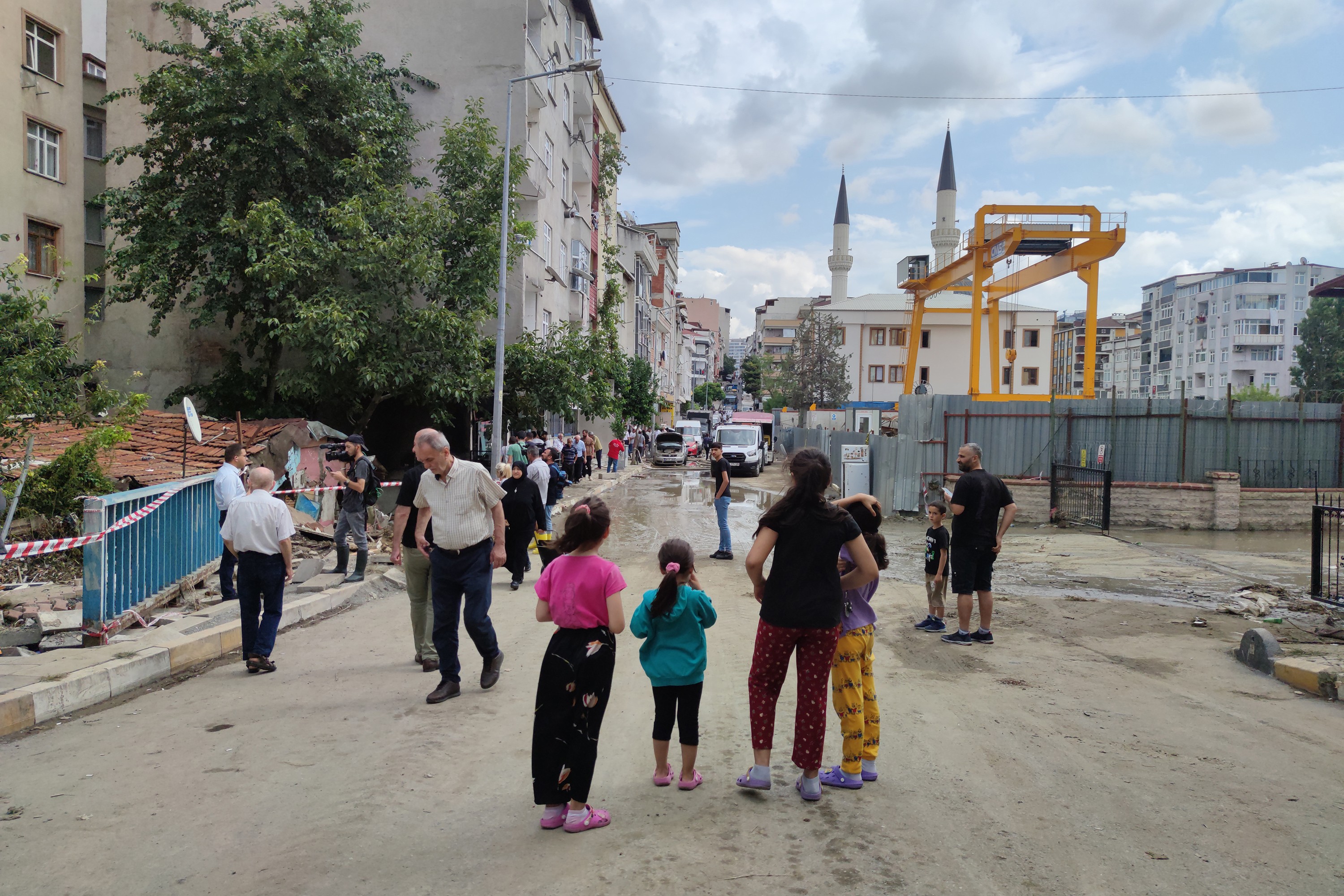 İkitelli'de su baskınlarının hasar verdiği evler ve mahalleli