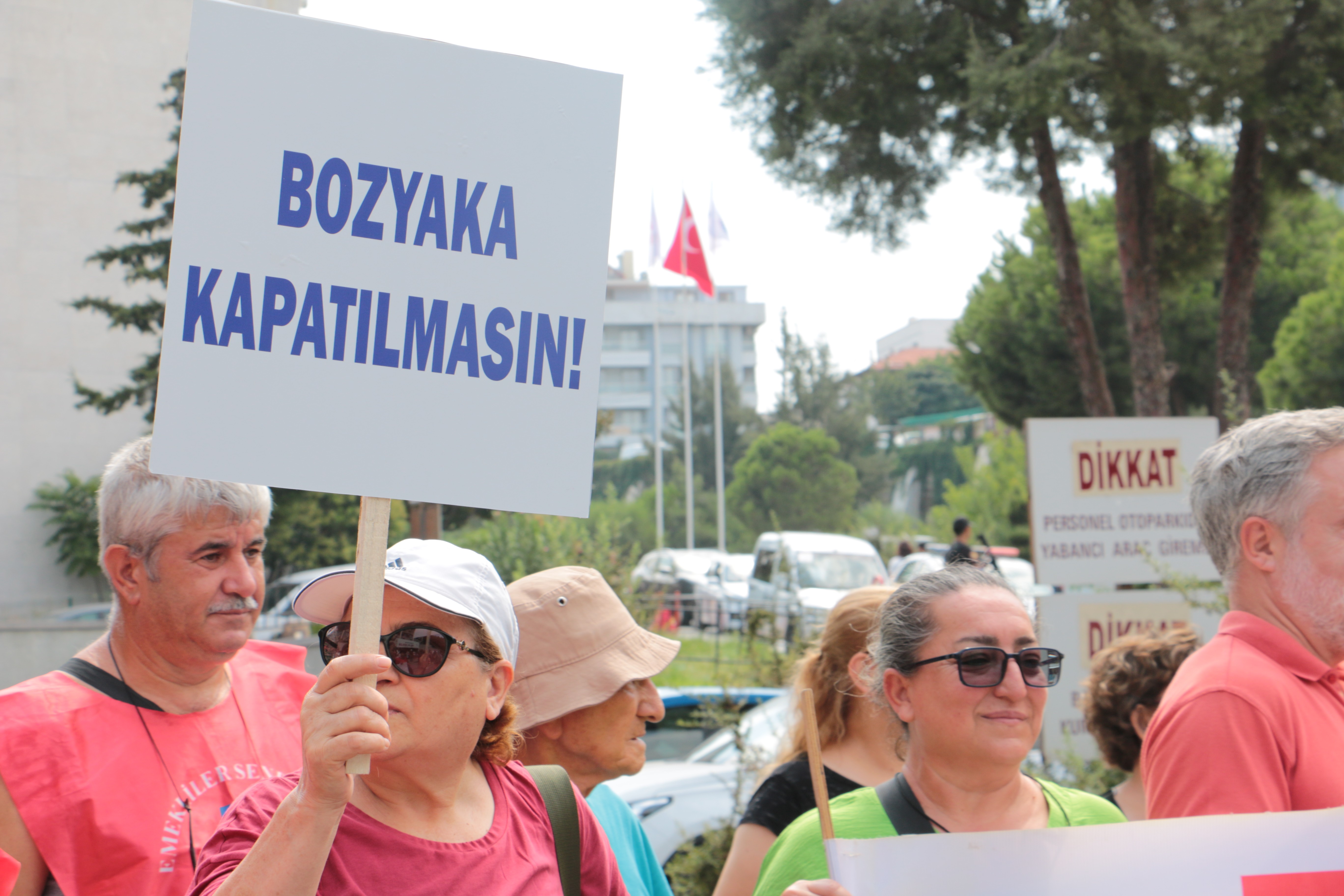 İzmir Bozyaka Eğitim ve Araştırma Hastanesinin kapatılmasına halk tepkili: Kapatılmasın, yerinde yapılsın