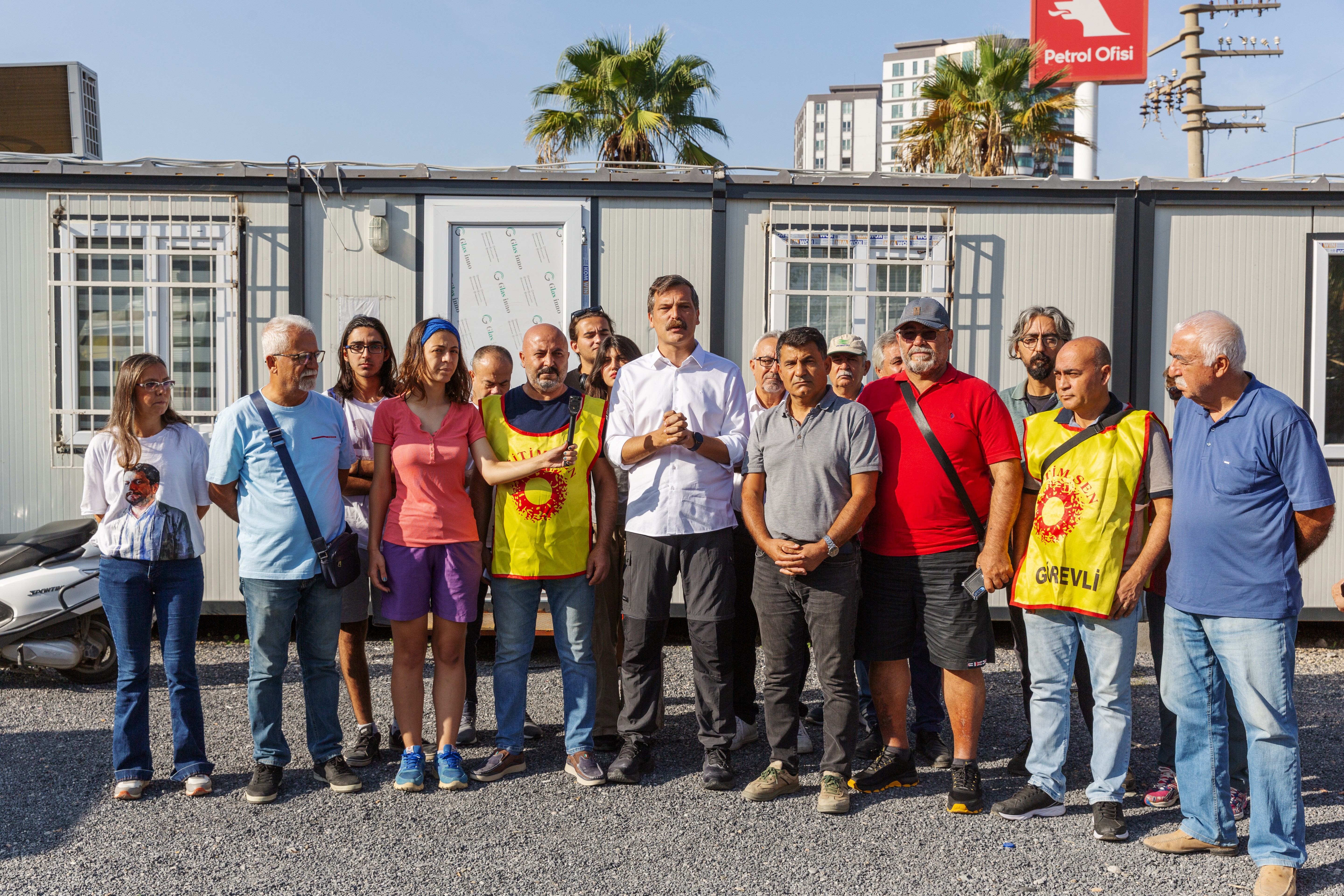 TİP Genel Başkanı Erkan Baş ve desteğe gelenler açıklama yapıyor