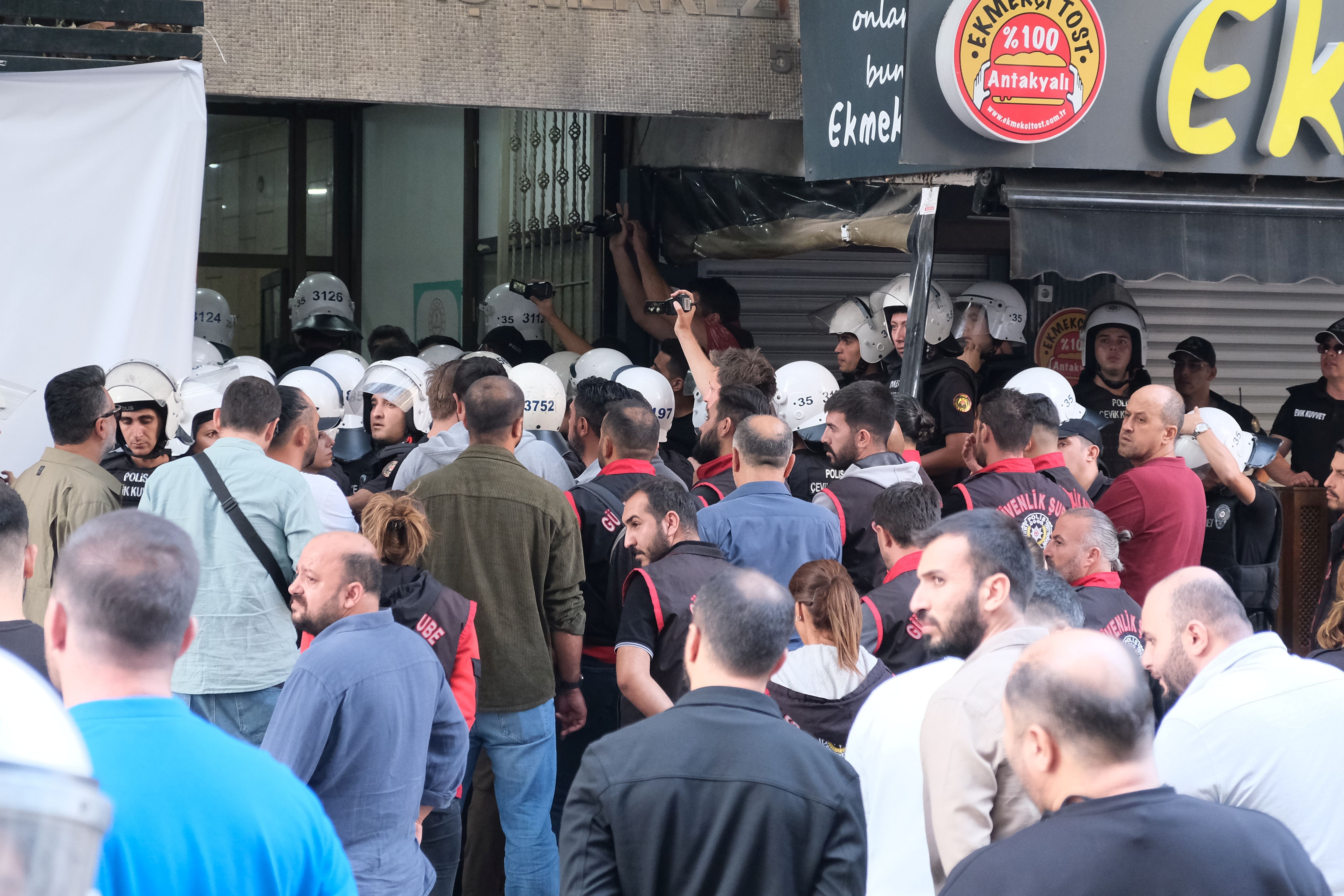 HDP’ye yönelik gözaltılar İzmir’de protesto edildi