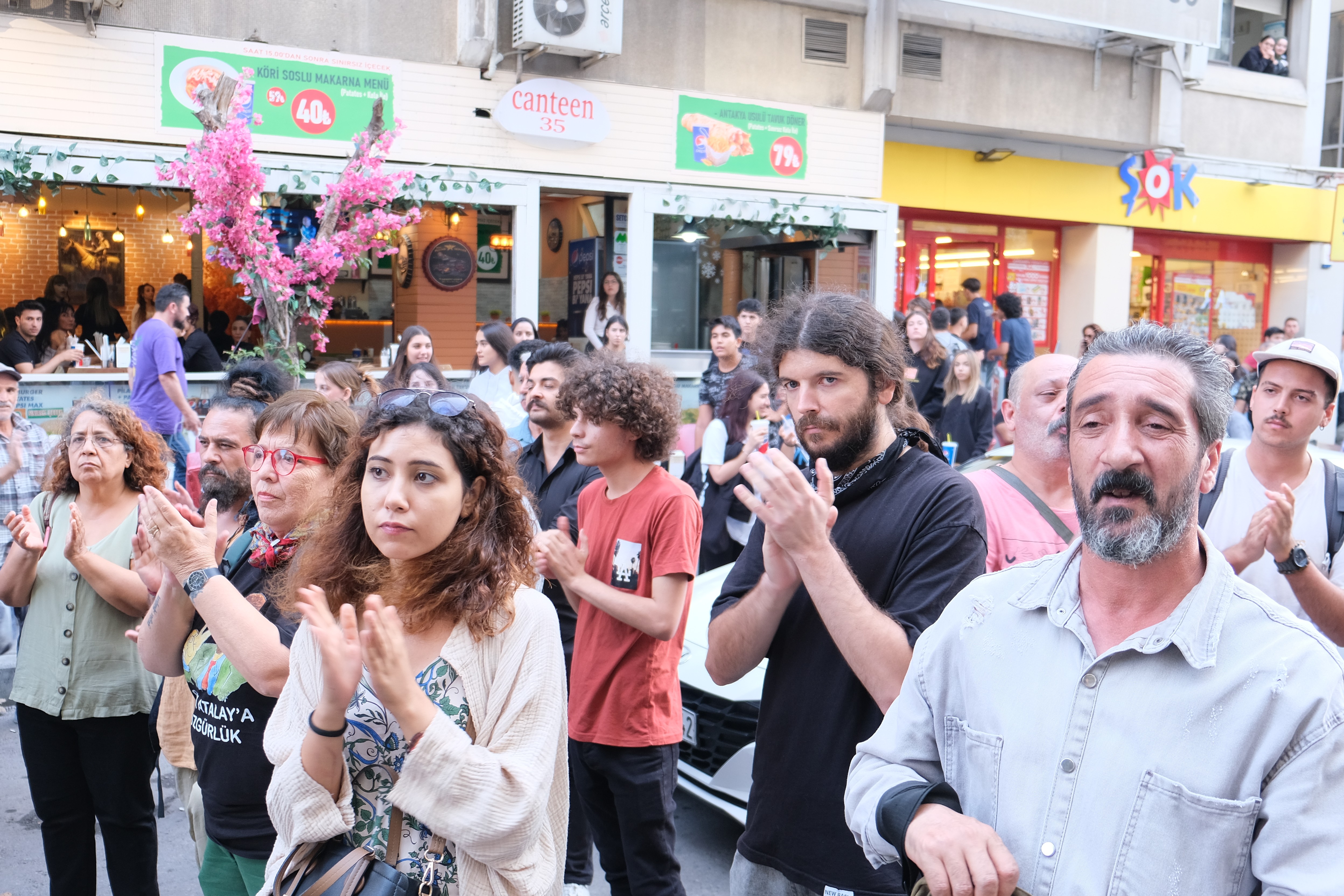 HDP İzmir İl Binası önü