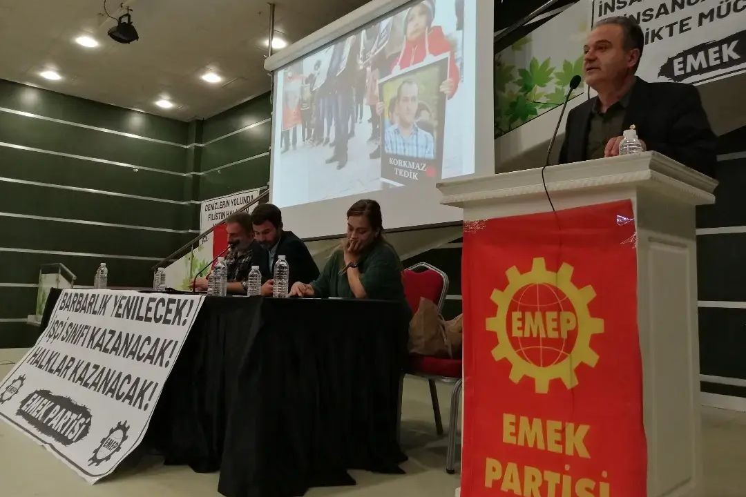 EMEP Gebze Kongresi'nde kürsüden konuşan İskender Bayhan