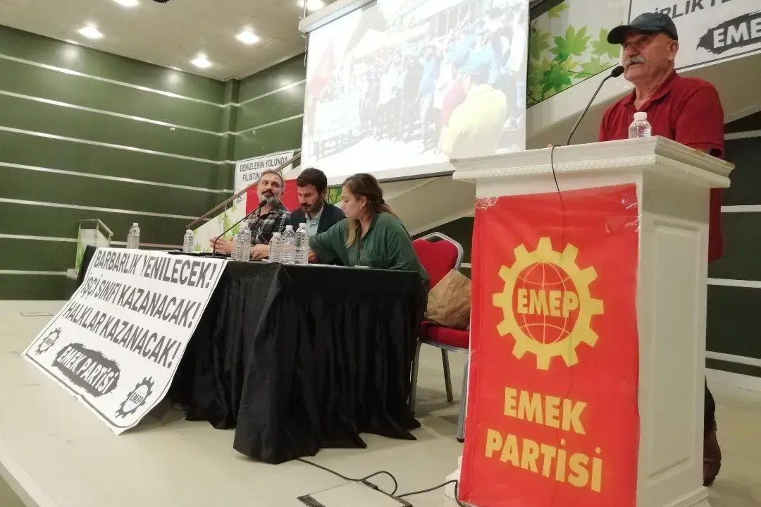 EMEP Gebze Kongresi'nde kürsüden konuşan Erhan Palabıyık