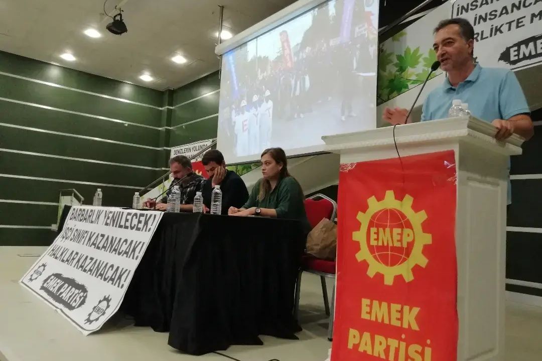 EMEP Gebze Kongresi'nde kürsüden konuşan Mürsel Aydemir