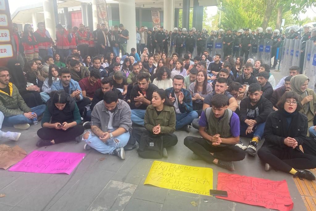 Dicle Üniversitesi öğrencilerinden oturma eylemi