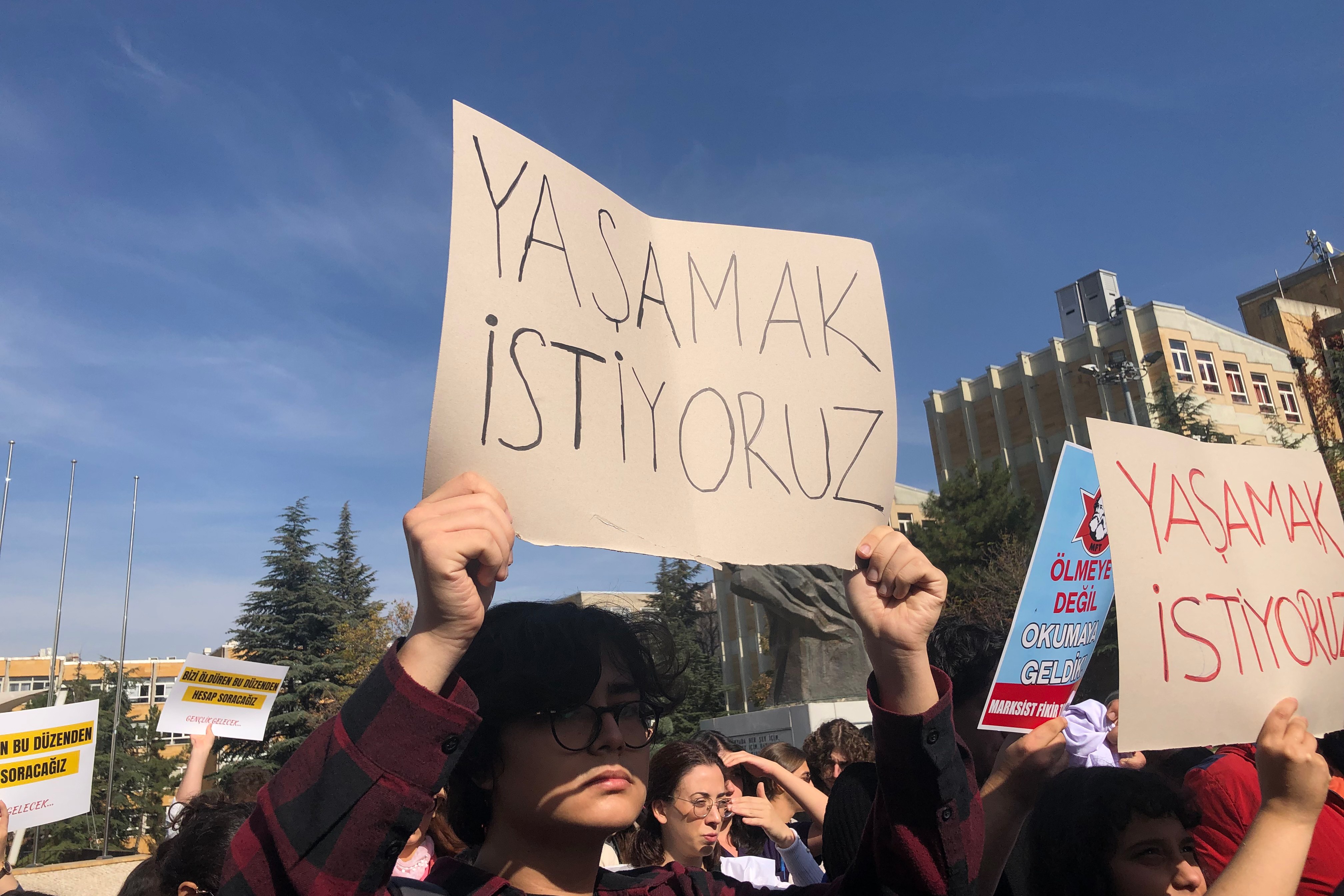 Karanlığa teslim olmayacağız