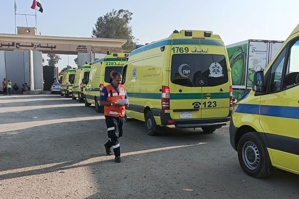 Ağır yaralıları nakletmek için Refah Sınır Kapısı'ndan geçen ambulanslar