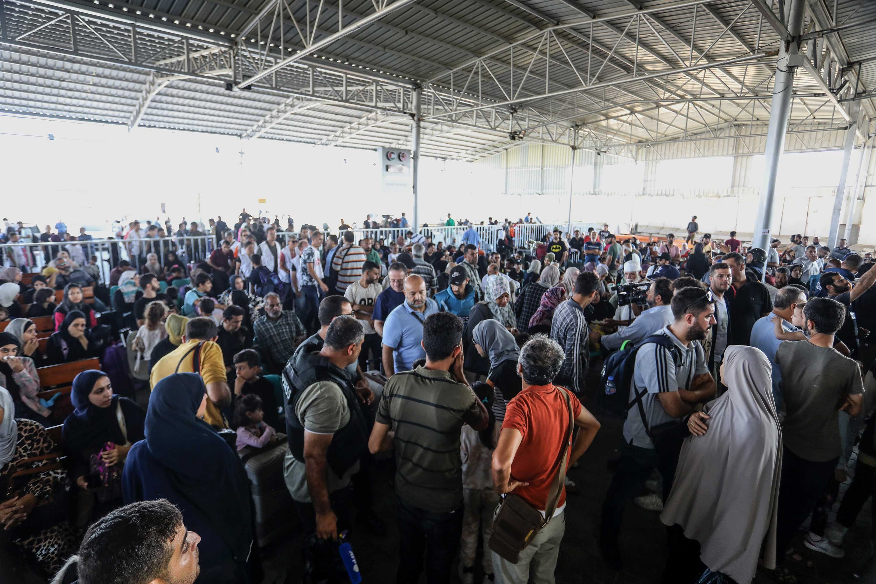 Yabancı pasaport sahibi Filistinliler, Mısır tarafına geçiş yapmak için Refah Sınır Kapısı'nda bekleyişini sürdürüyor.