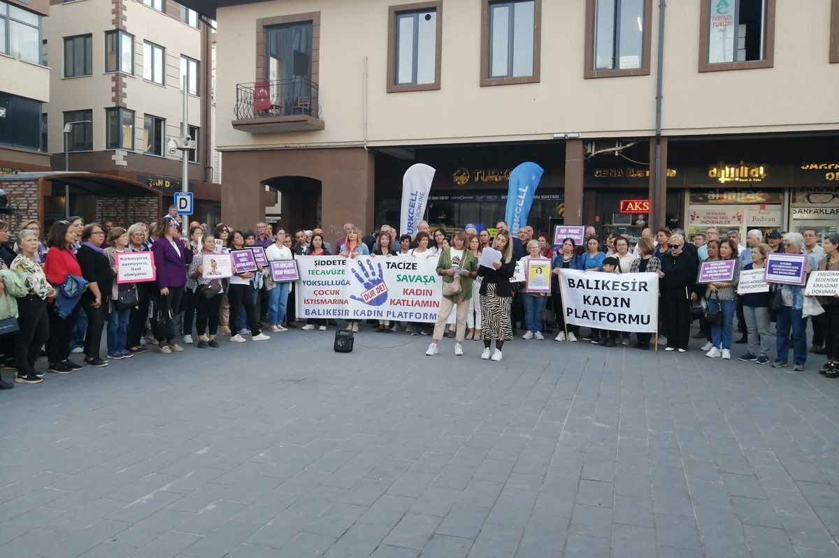 Balıkesir Kadın Platformu: Geleceğimizi sizin kör karanlık zihniyetinize bırakmayacağız