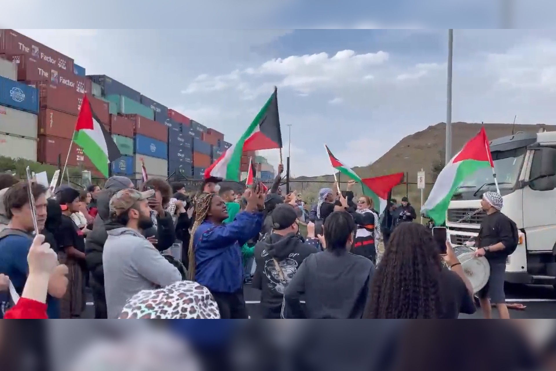 Melbourne limanında İsrailli nakliye şirketi protesto edildi