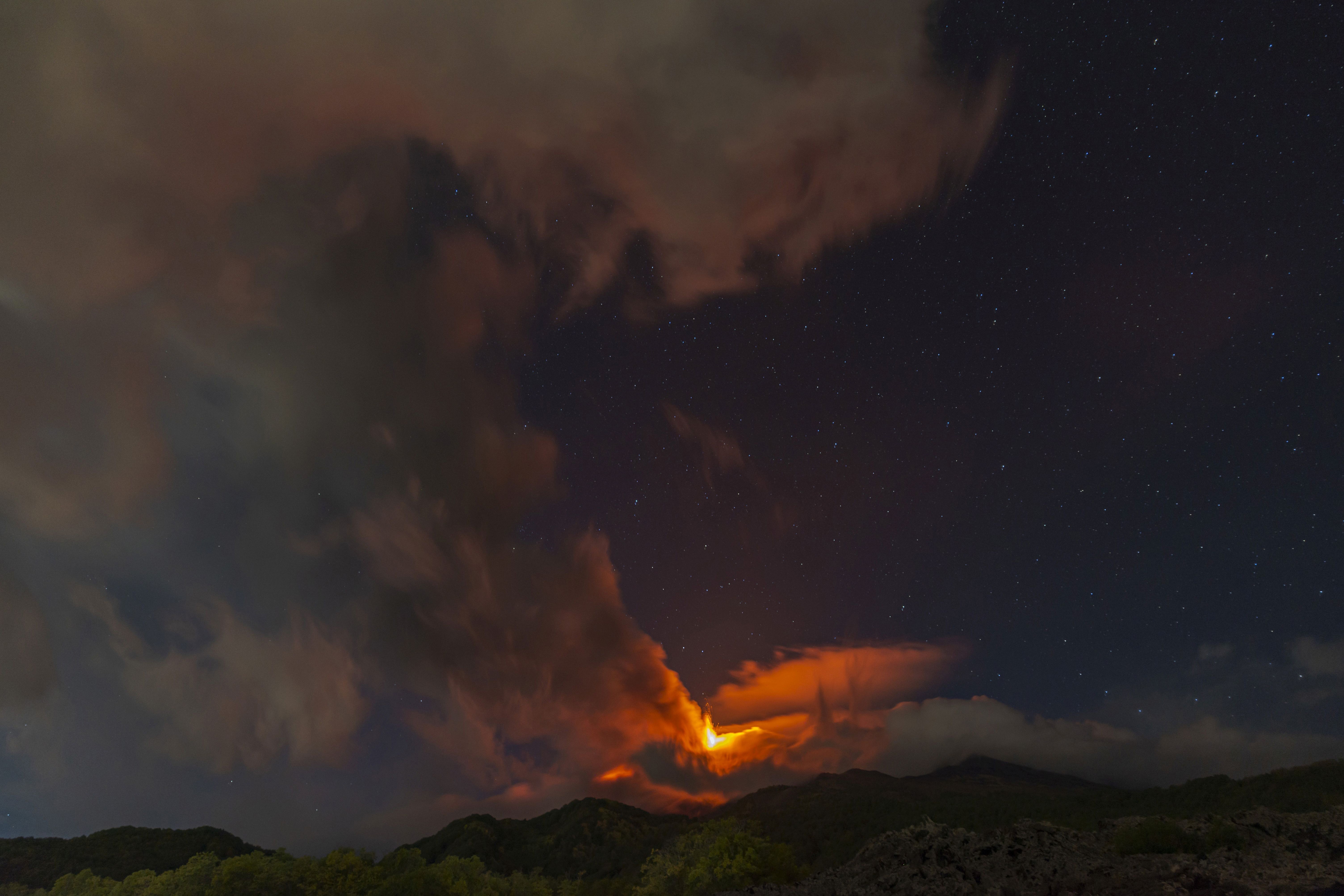 Aktif yanardağ Etna yeniden faaliyete geçti