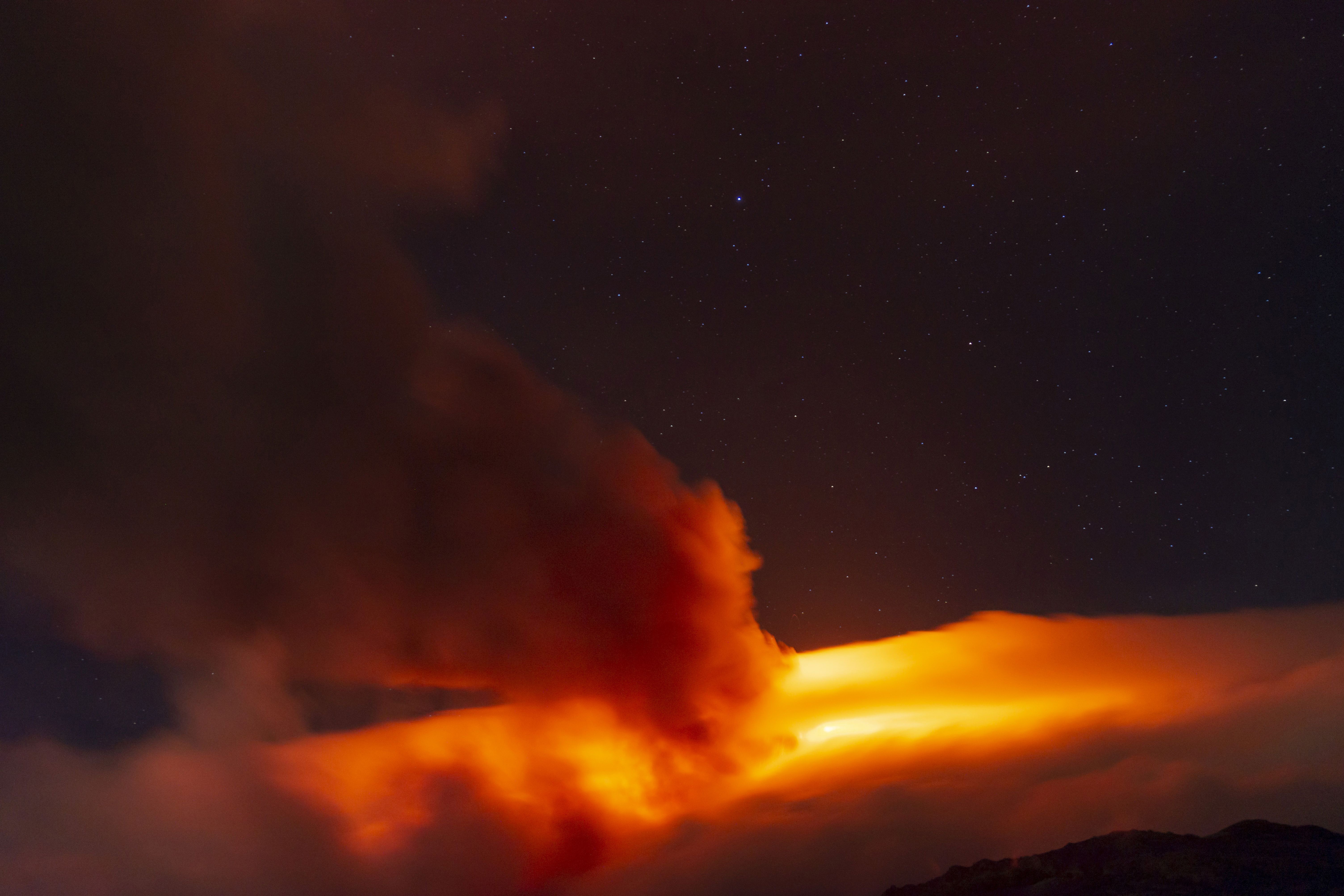 Faaliyete geçen Etna yanardağı