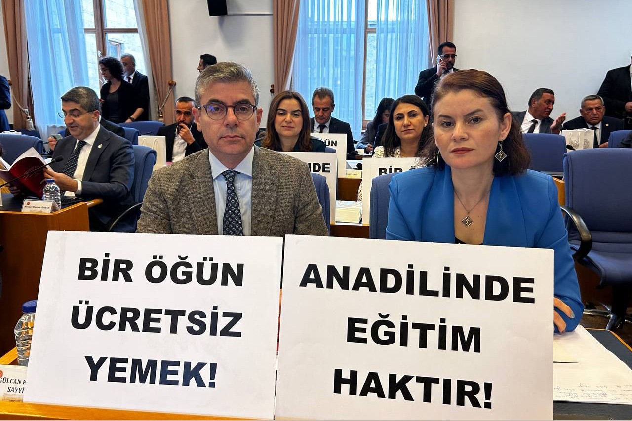 MEB bütçesi görüşmelerinde anadilinde eğitim ve bir öğün ücretsiz yemek protestosu