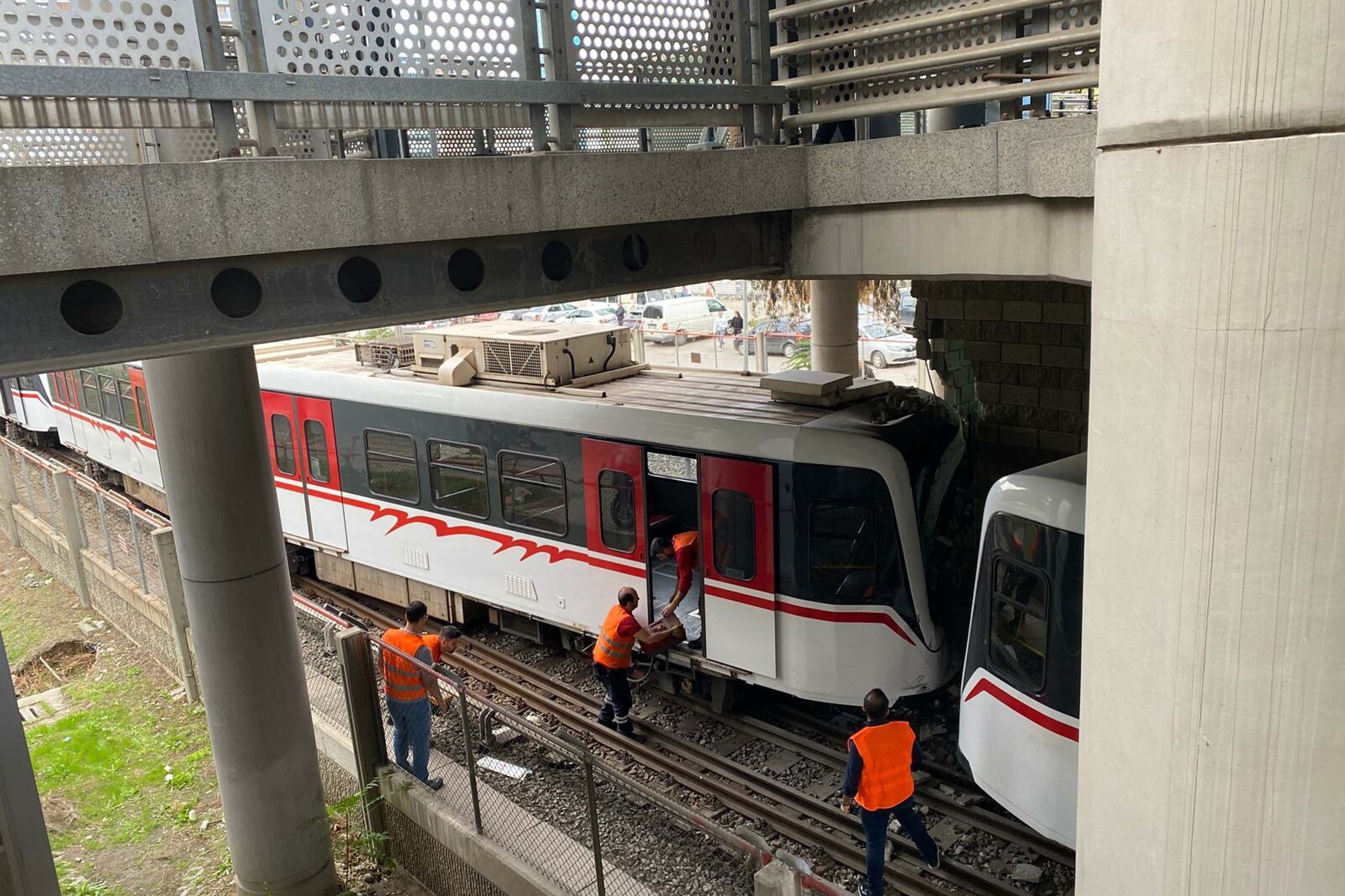 İzmir'de metro vagonu raydan çıkıp peron duvarına çarptı: 3 hafif yaralı