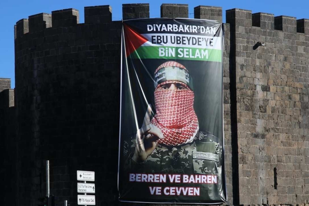 Diyarbakır'da surlara asılan Ebu Ubeyde posteri indirildi