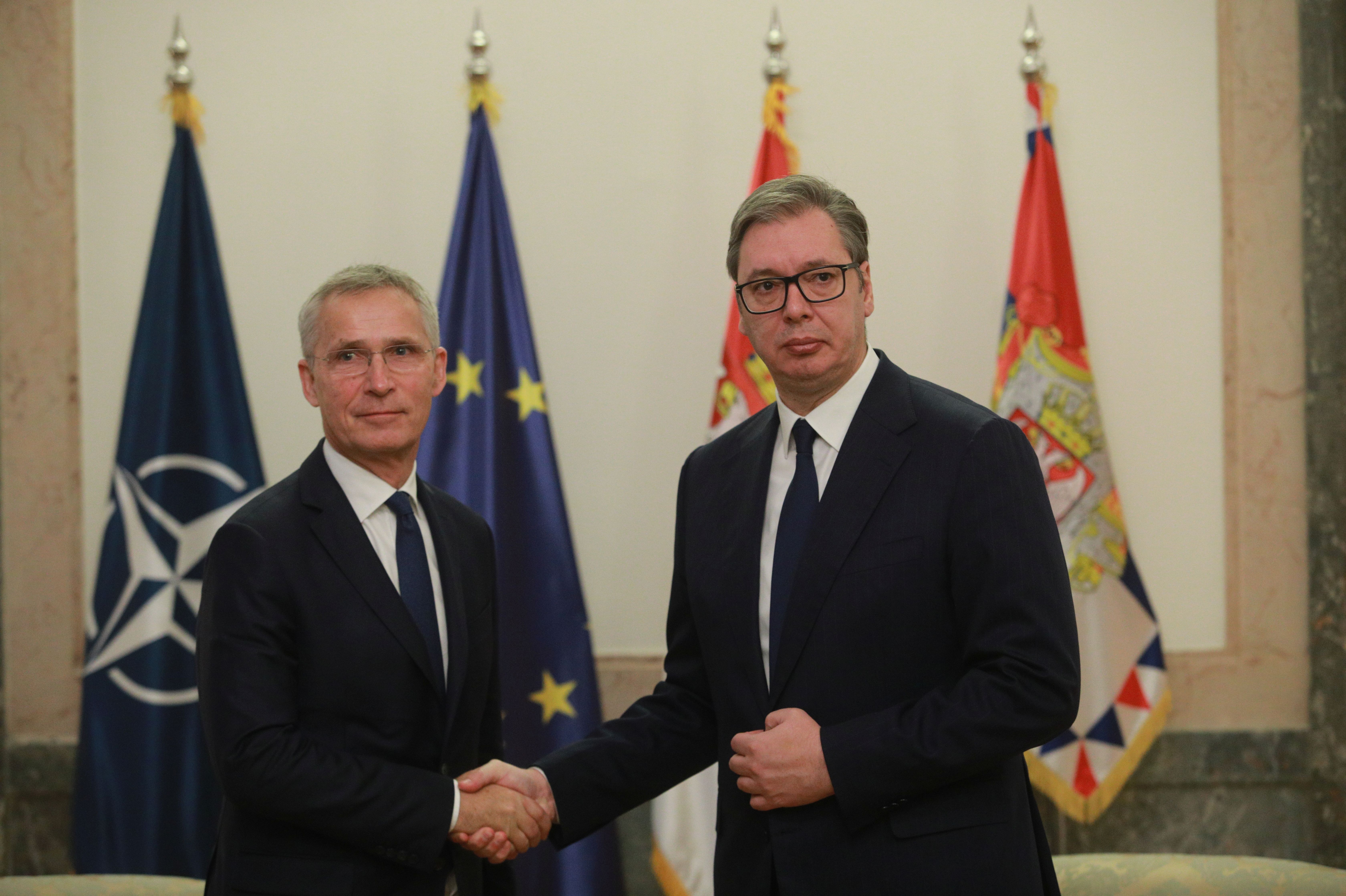 Jens Stoltenberg (solda), Sırbistan Cumhurbaşkanı Aleksandar Vucic (sağda)