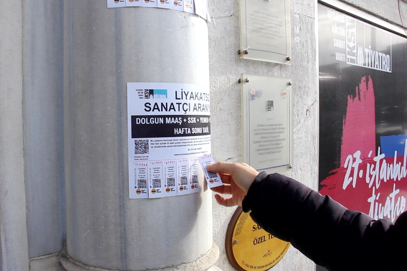 Bir grup sanatçı Şişhane binası önünde İKSV'yi protesto etti: "Liyakatsiz küratör aranıyor"