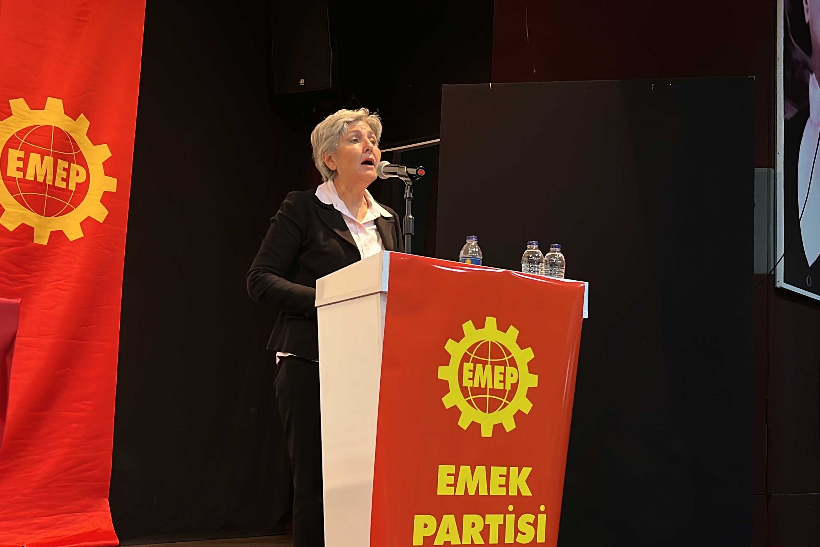 Selma Gürkan, EMEP Ankara İl Örgütünün 10. Olağan Kongresinde konuşurken