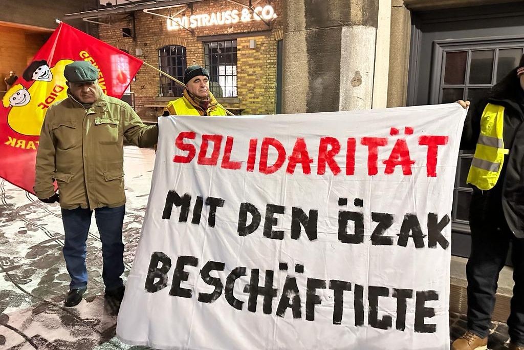 Frankfurt’ta sendikacılar ve DİDF’ten Özak Tekstil işçileriyle dayanışma eylemi