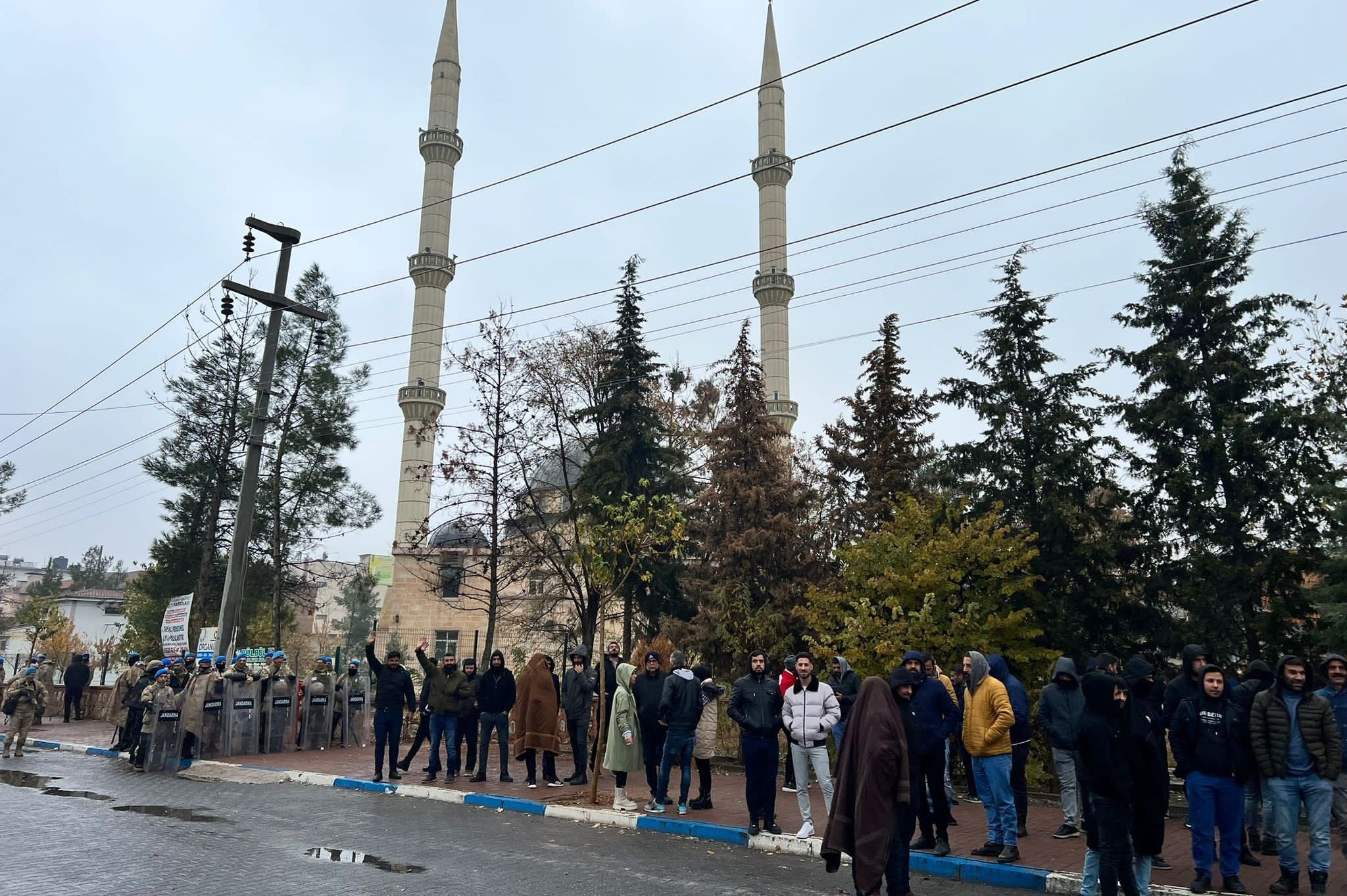 Hakkını arayan işçiden korkan müftülük camiyi kapattı | Özak Tekstil işçilerinin direnişi 12'nci gününde