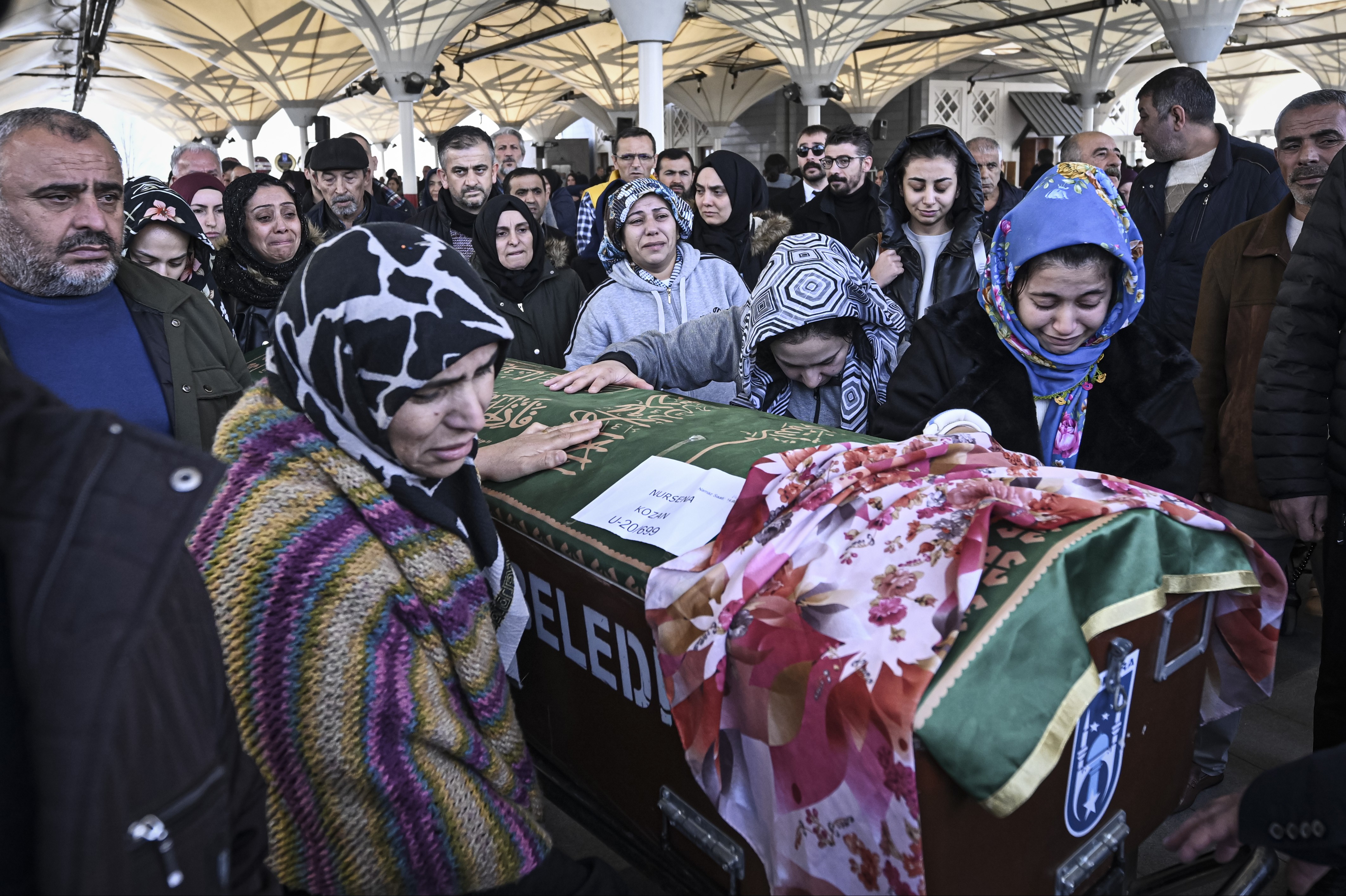 Eski eşi tarafından öldürülen Nursena'nın tabutunu kadınlar taşıdı