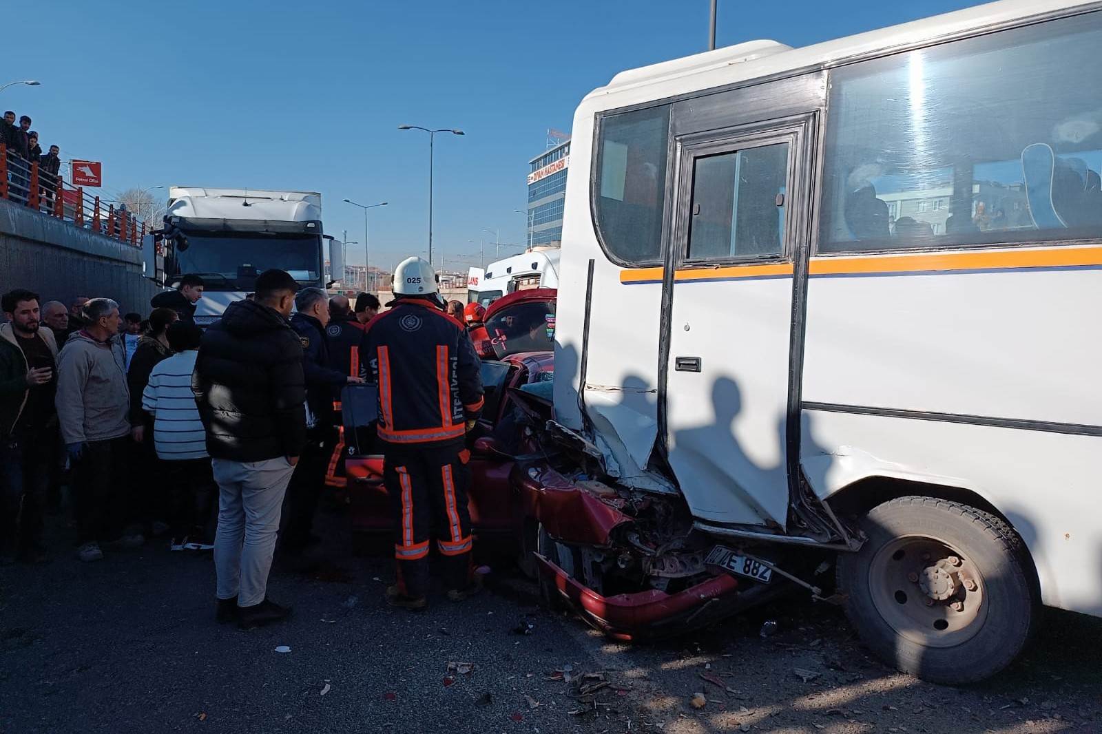 Malatya'da otomobil, işçi servisine çarptı: 2 yaralı