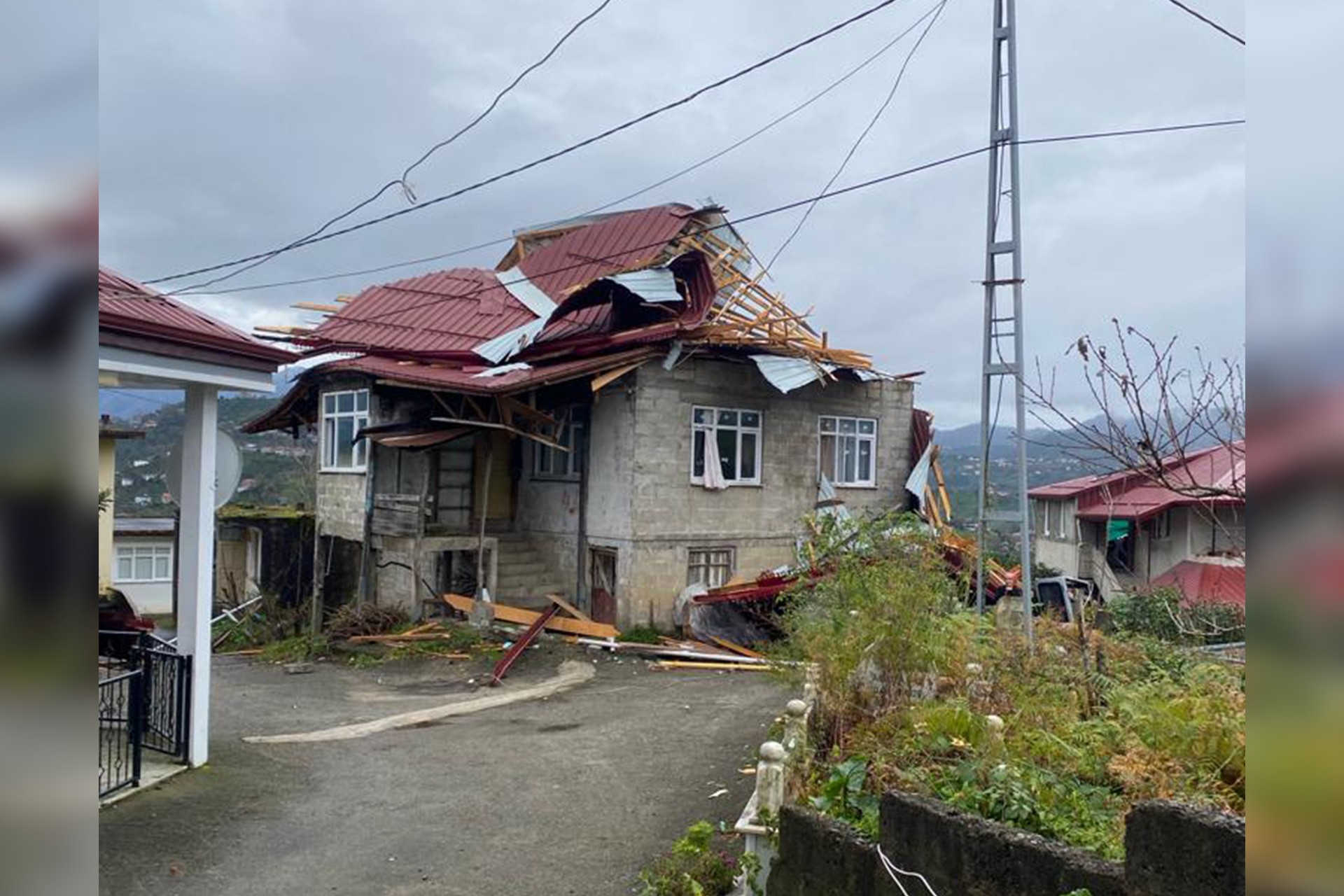 Rize'deki fırtınada 82 çatı uçtu, 13 araç hasar gördü