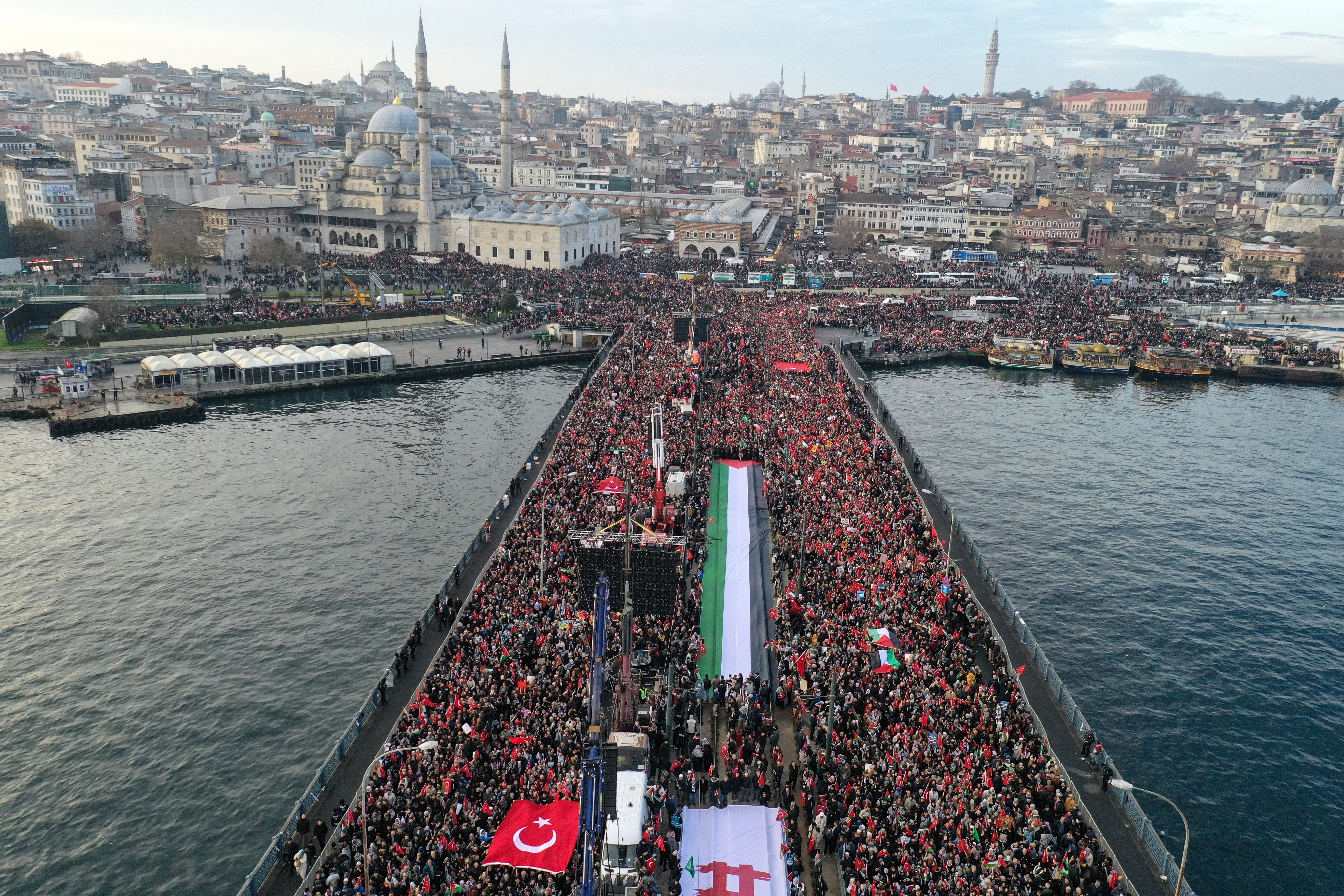 İktidara yakın Milli İrade Platformu "İsrail’e lanet” sloganıyla Galata'ya yürüdü