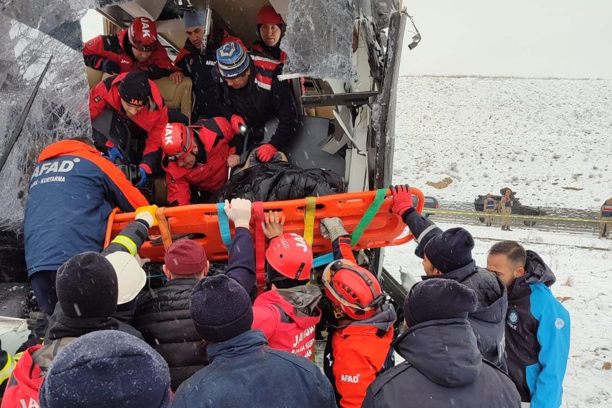 Kars'ta 2 otobüs ve 1 TIR zincirleme kaza yaptı: 2 ölü, 8 yaralı