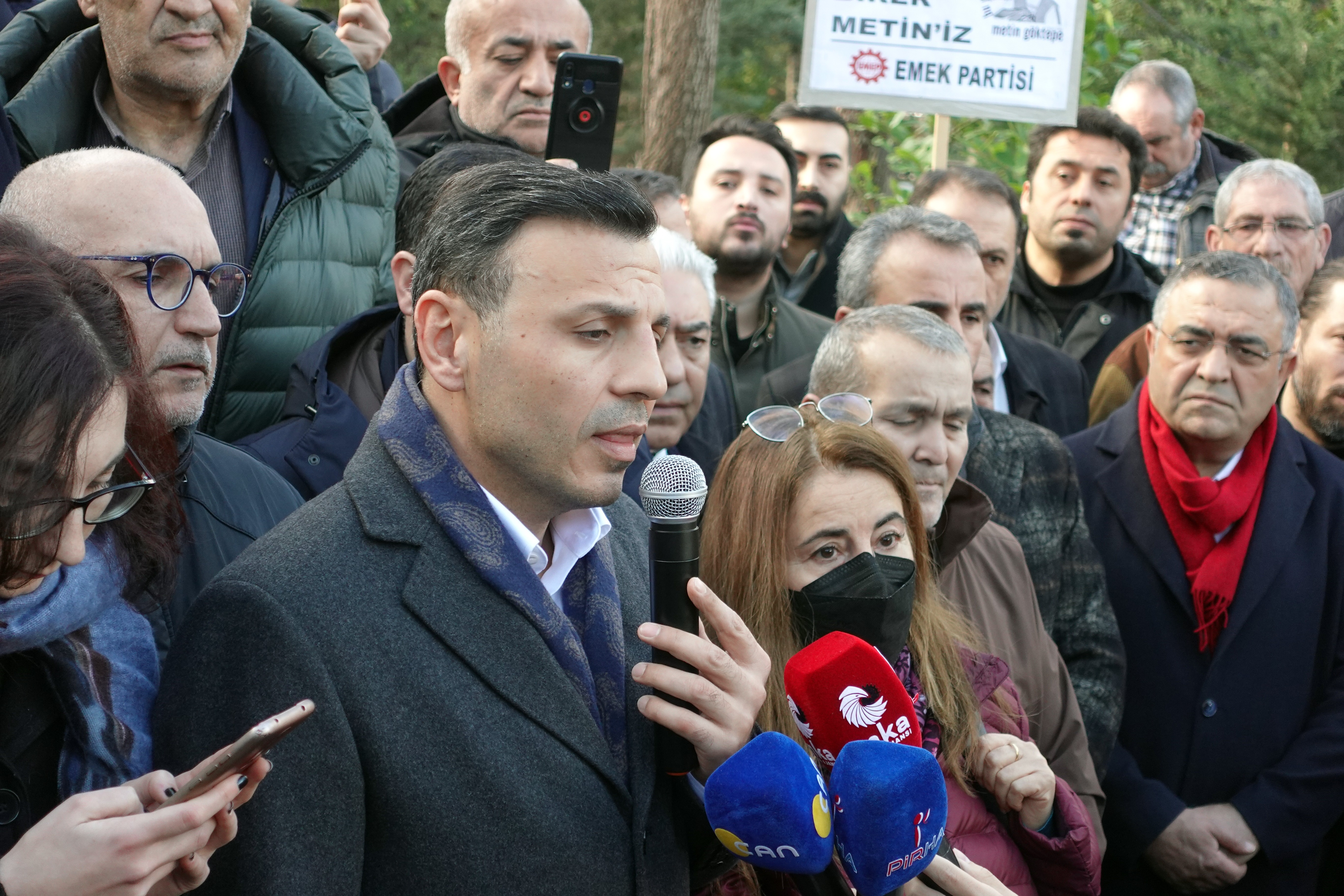 Evrensel Muhabiri Metin Göktepe'nin katledilişinin 28'inci yılında mezarı başında yapılan anmadan bir fotoğraf.