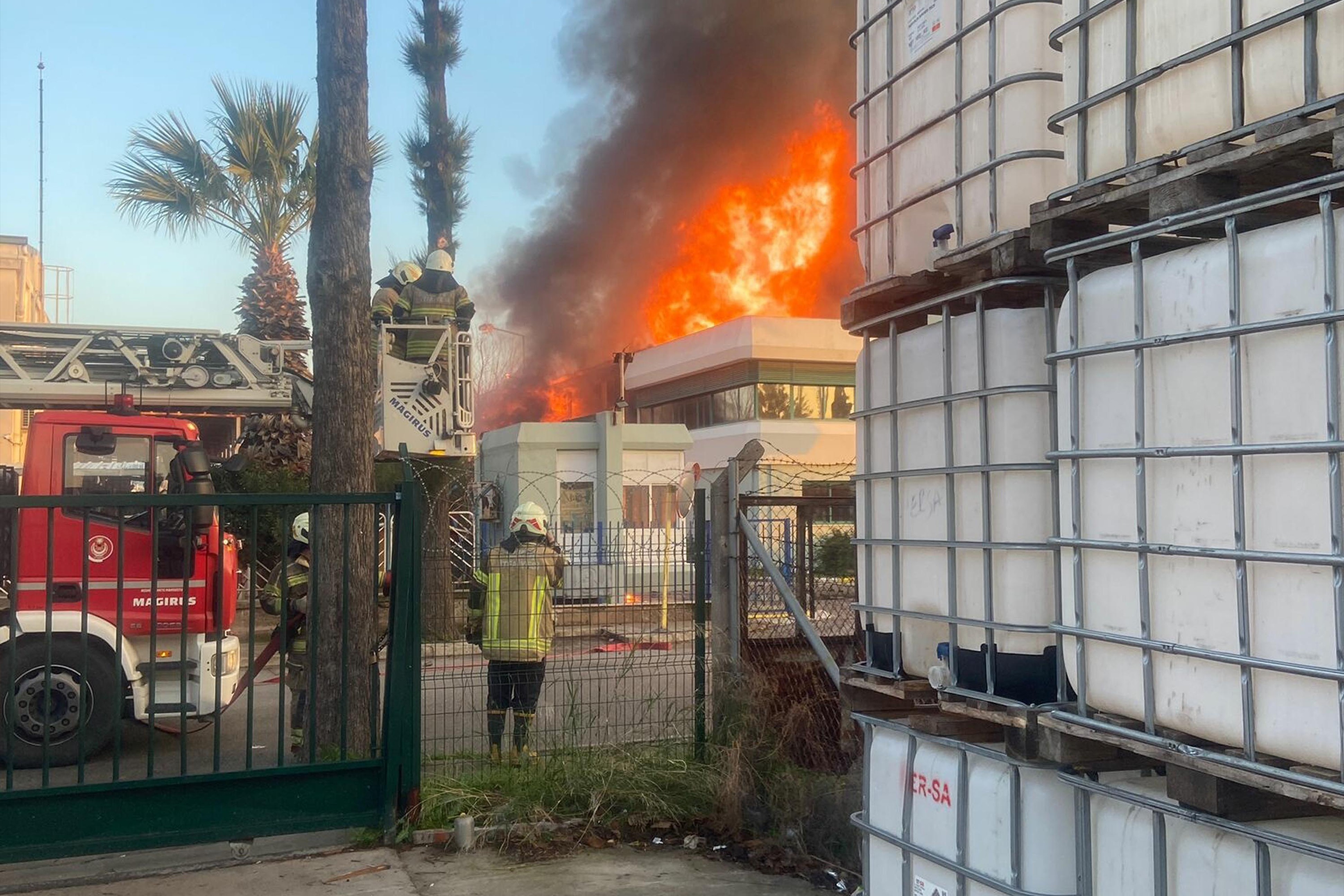 İzmir'de 2 kişinin öldüğü Odak parfüm fabrikasındaki yangına 2 tutuklama